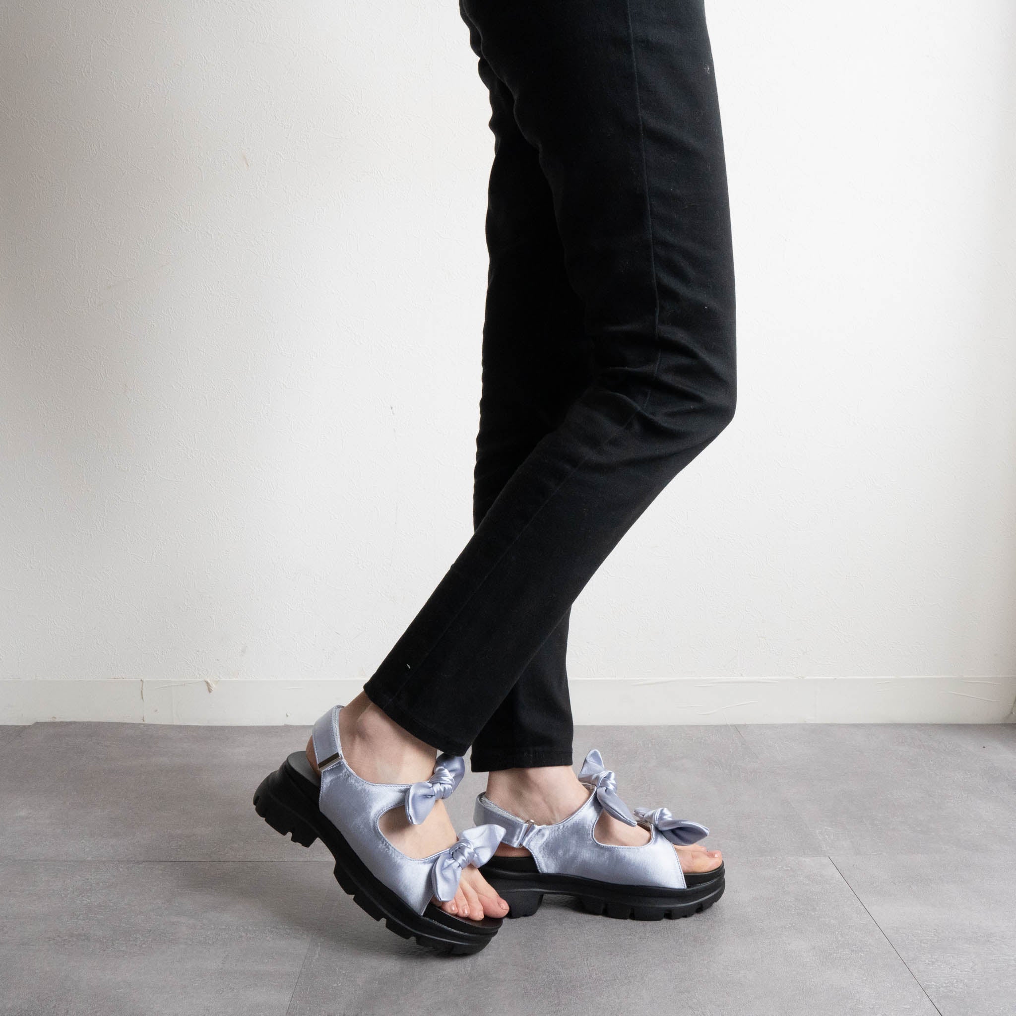ファビーファビー FABBY FABBY. スニーカーソールリボンベルトサンダル （シルバー） シルバー
