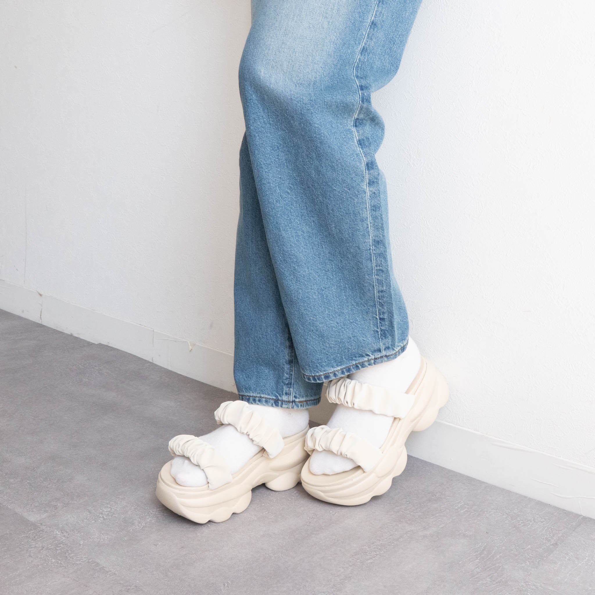 ファビーファビー FABBY FABBY. シャーリング2ベルト厚底サンダル （オフ） オフ