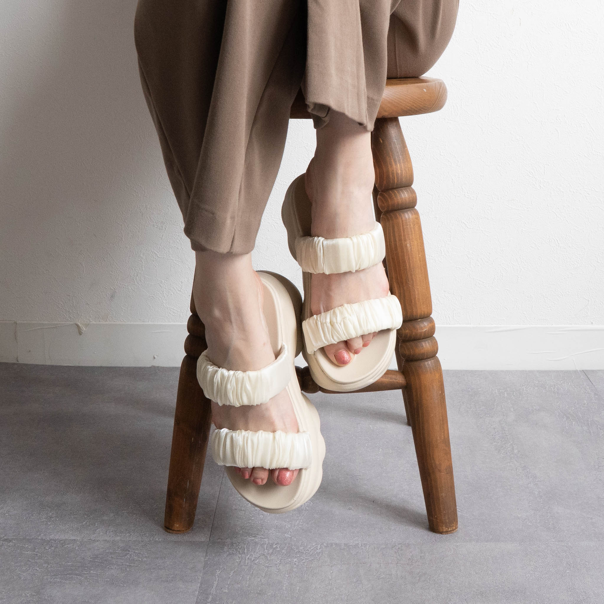 ファビーファビー FABBY FABBY. サテンシャーリング2ベルト厚底サンダル （オフホワイト） オフホワイト