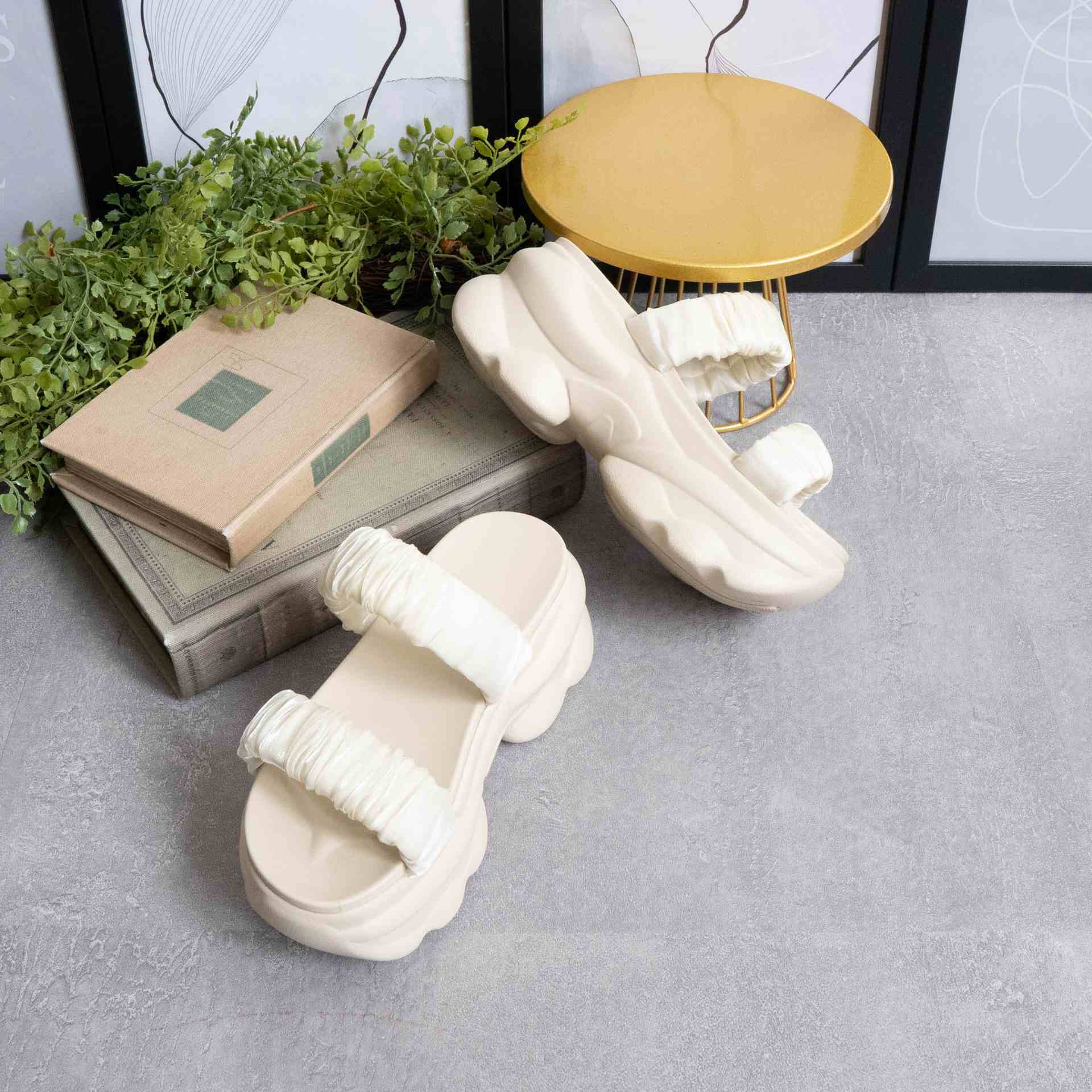 ファビーファビー FABBY FABBY. サテンシャーリング2ベルト厚底サンダル （オフホワイト） オフホワイト