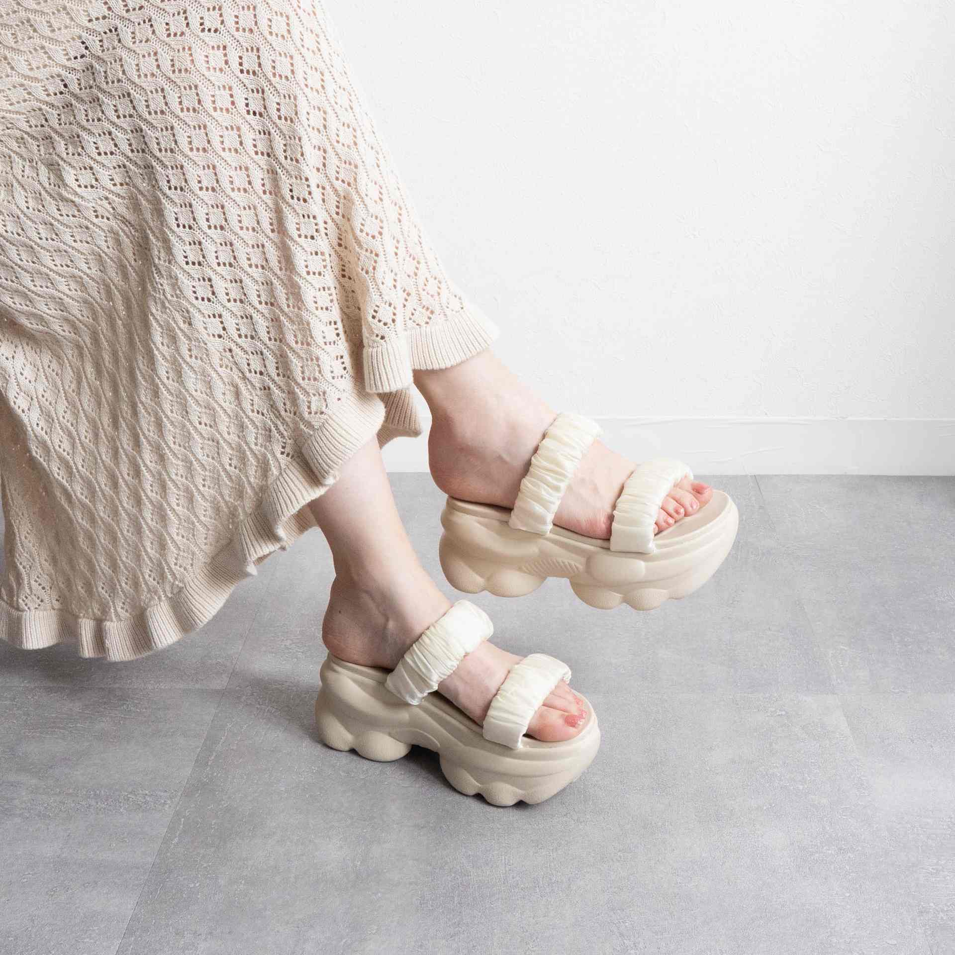 ファビーファビー FABBY FABBY. サテンシャーリング2ベルト厚底サンダル （オフホワイト） オフホワイト