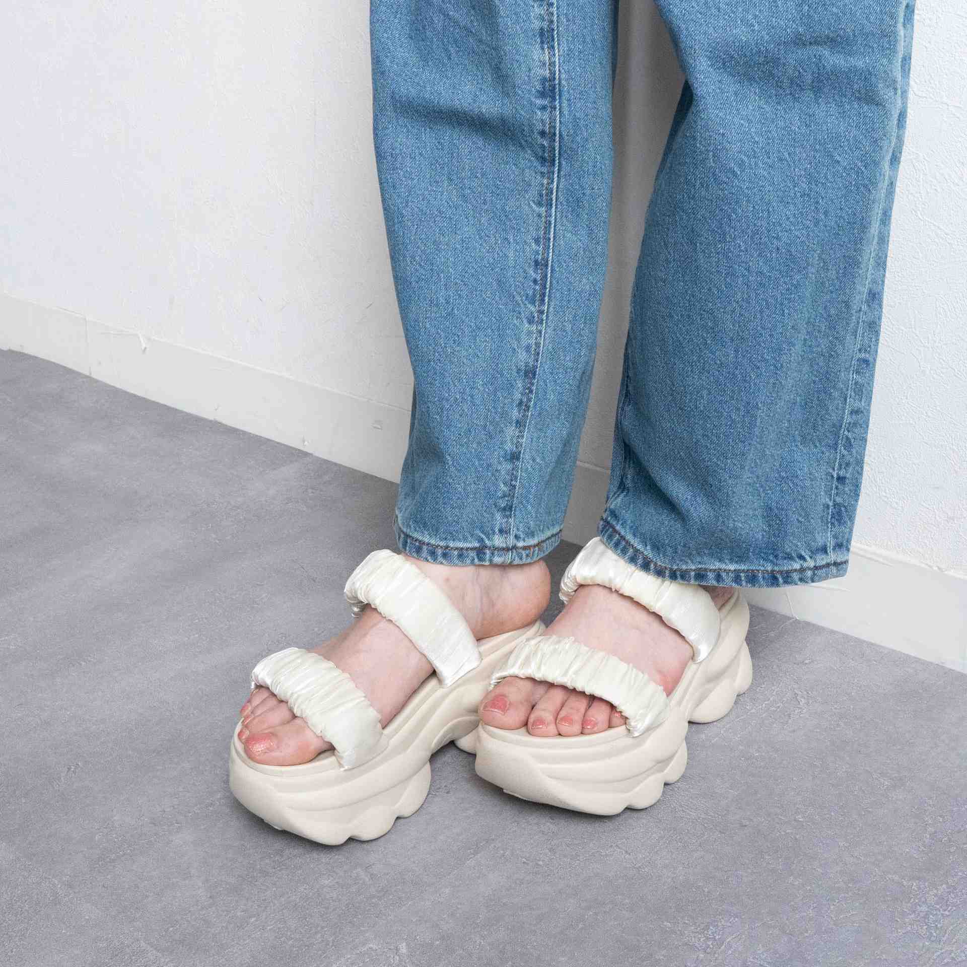 ファビーファビー FABBY FABBY. サテンシャーリング2ベルト厚底サンダル （オフホワイト） オフホワイト