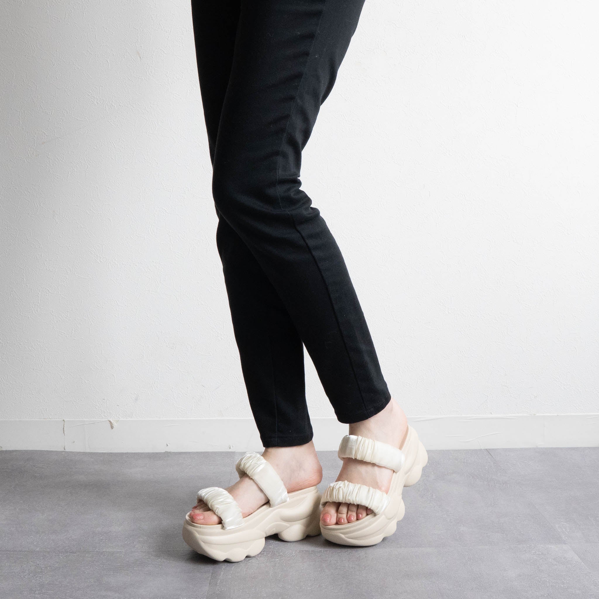 ファビーファビー FABBY FABBY. サテンシャーリング2ベルト厚底サンダル （オフホワイト） オフホワイト