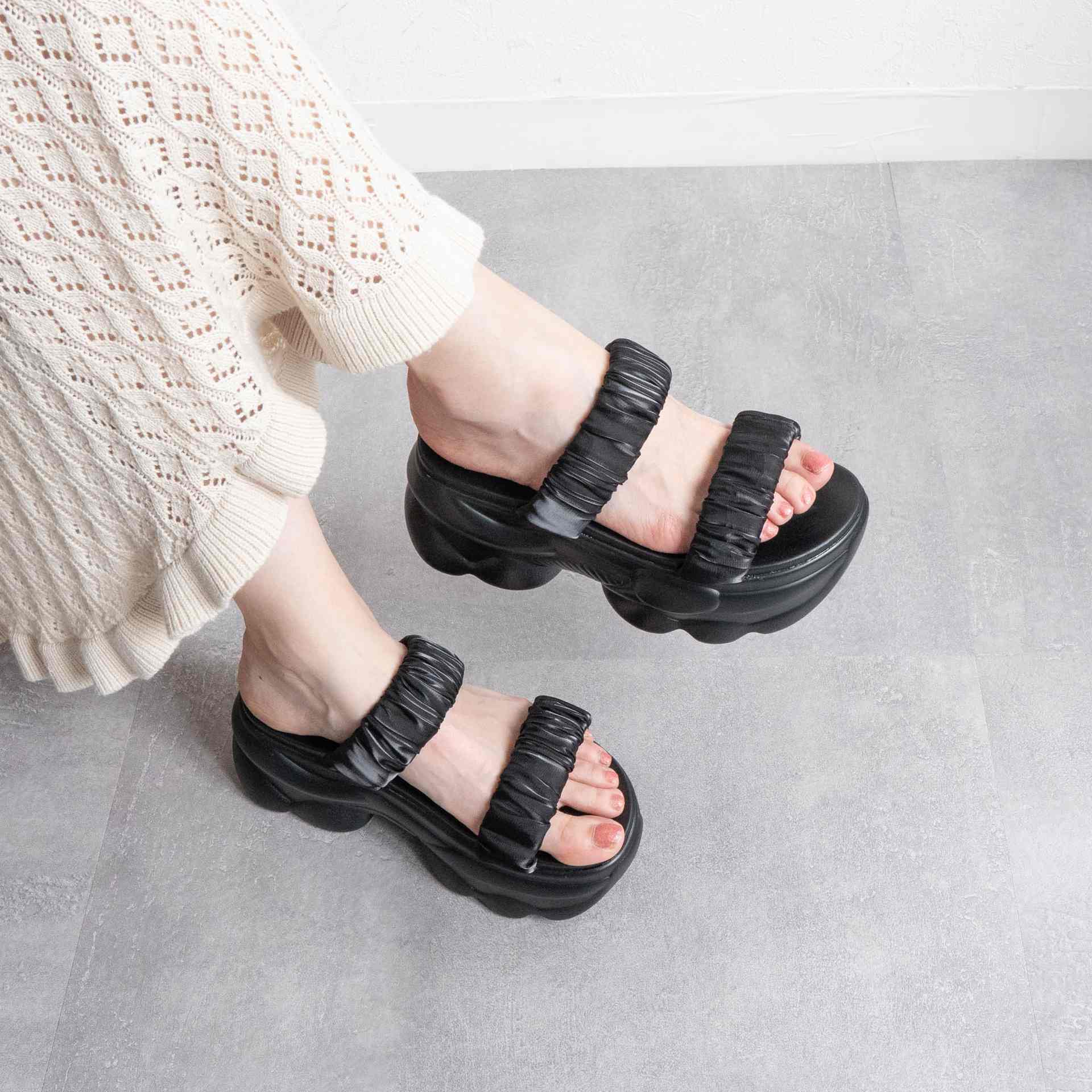 ファビーファビー FABBY FABBY. サテンシャーリング2ベルト厚底サンダル （ブラック） ブラック