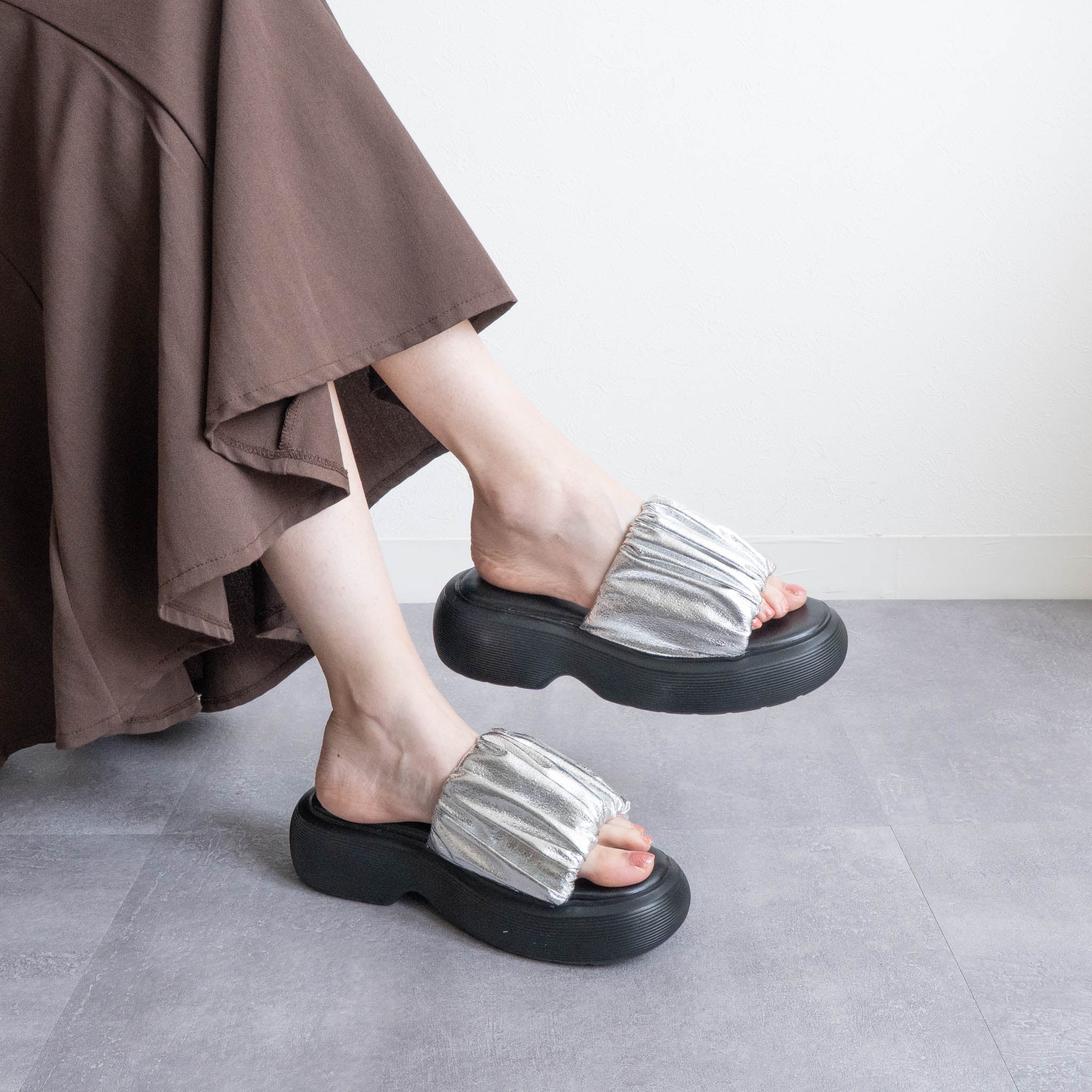 ファビーファビー FABBY FABBY. 厚底ラウンドボリュームギャザーサンダル （シルバー） シルバー