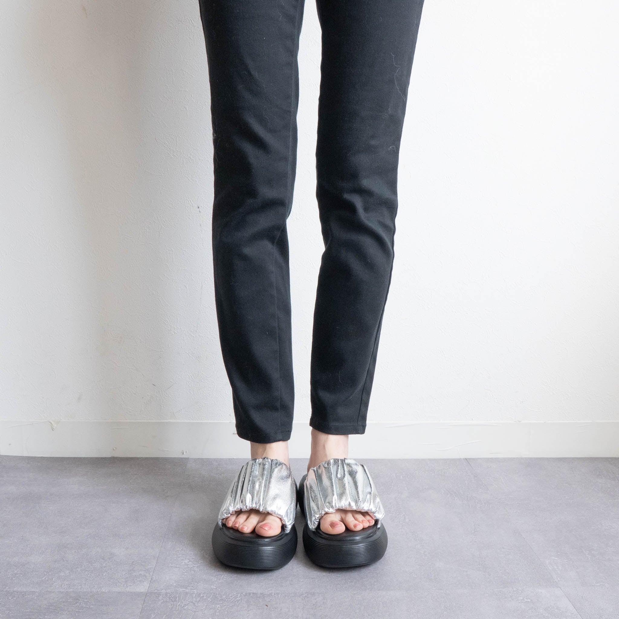 ファビーファビー FABBY FABBY. 厚底ラウンドボリュームギャザーサンダル （シルバー） シルバー