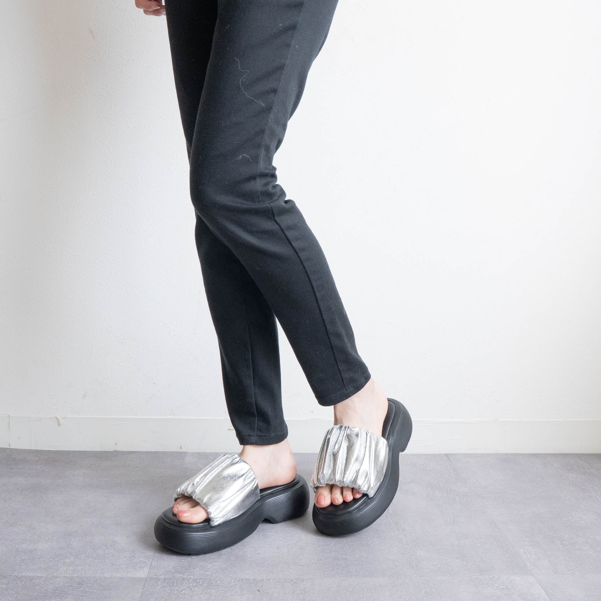 ファビーファビー FABBY FABBY. 厚底ラウンドボリュームギャザーサンダル （シルバー） シルバー
