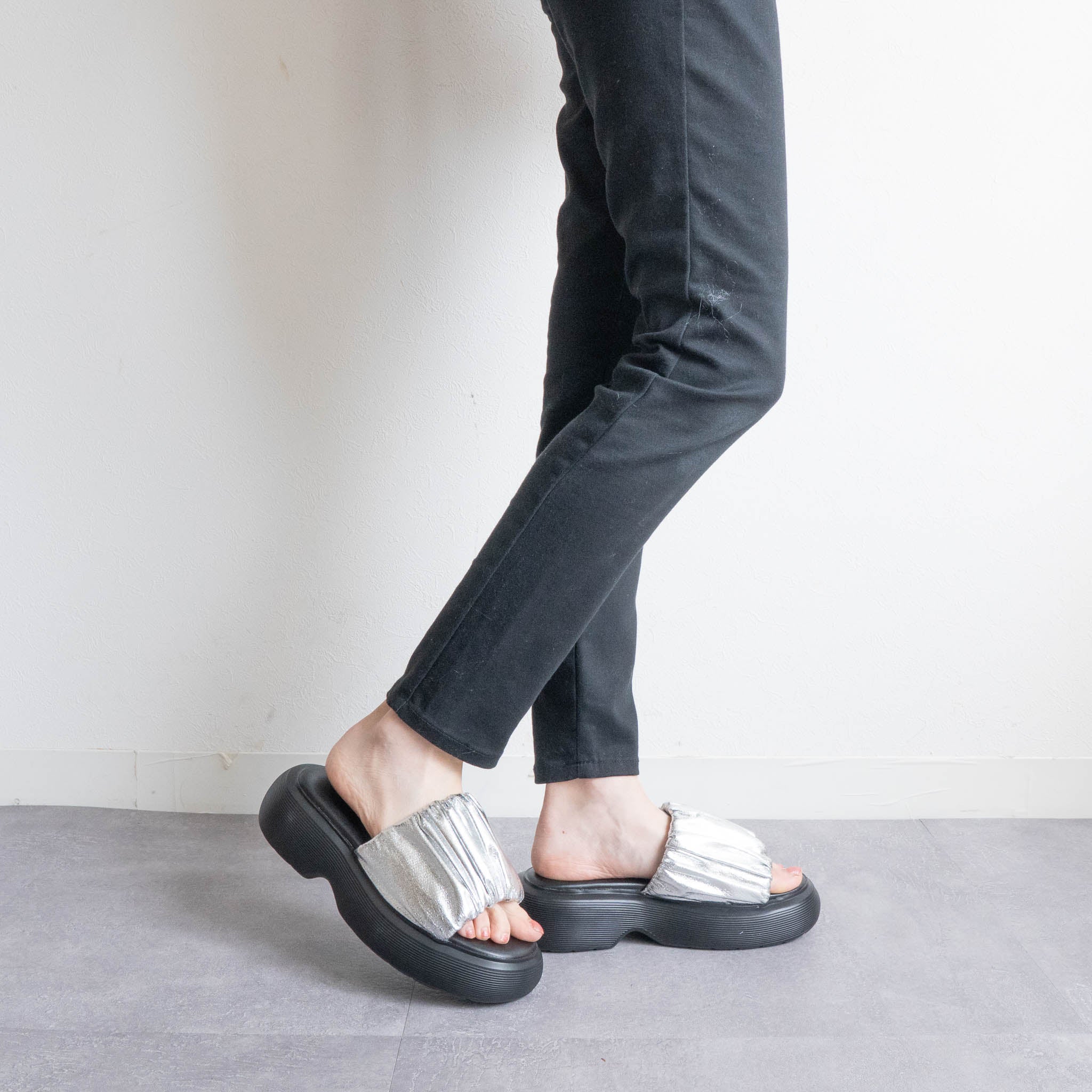 ファビーファビー FABBY FABBY. 厚底ラウンドボリュームギャザーサンダル （シルバー） シルバー
