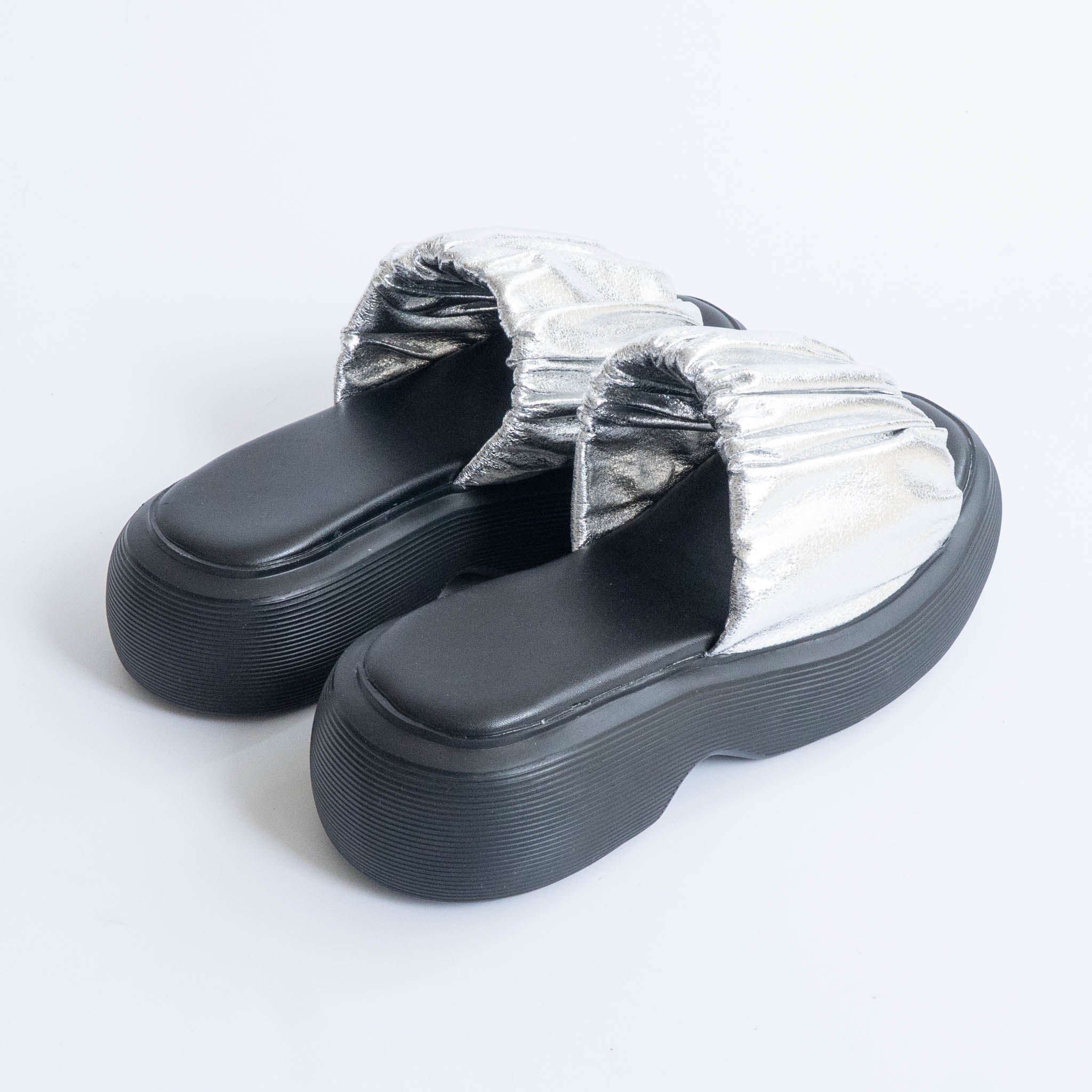 ファビーファビー FABBY FABBY. 厚底ラウンドボリュームギャザーサンダル （シルバー） シルバー