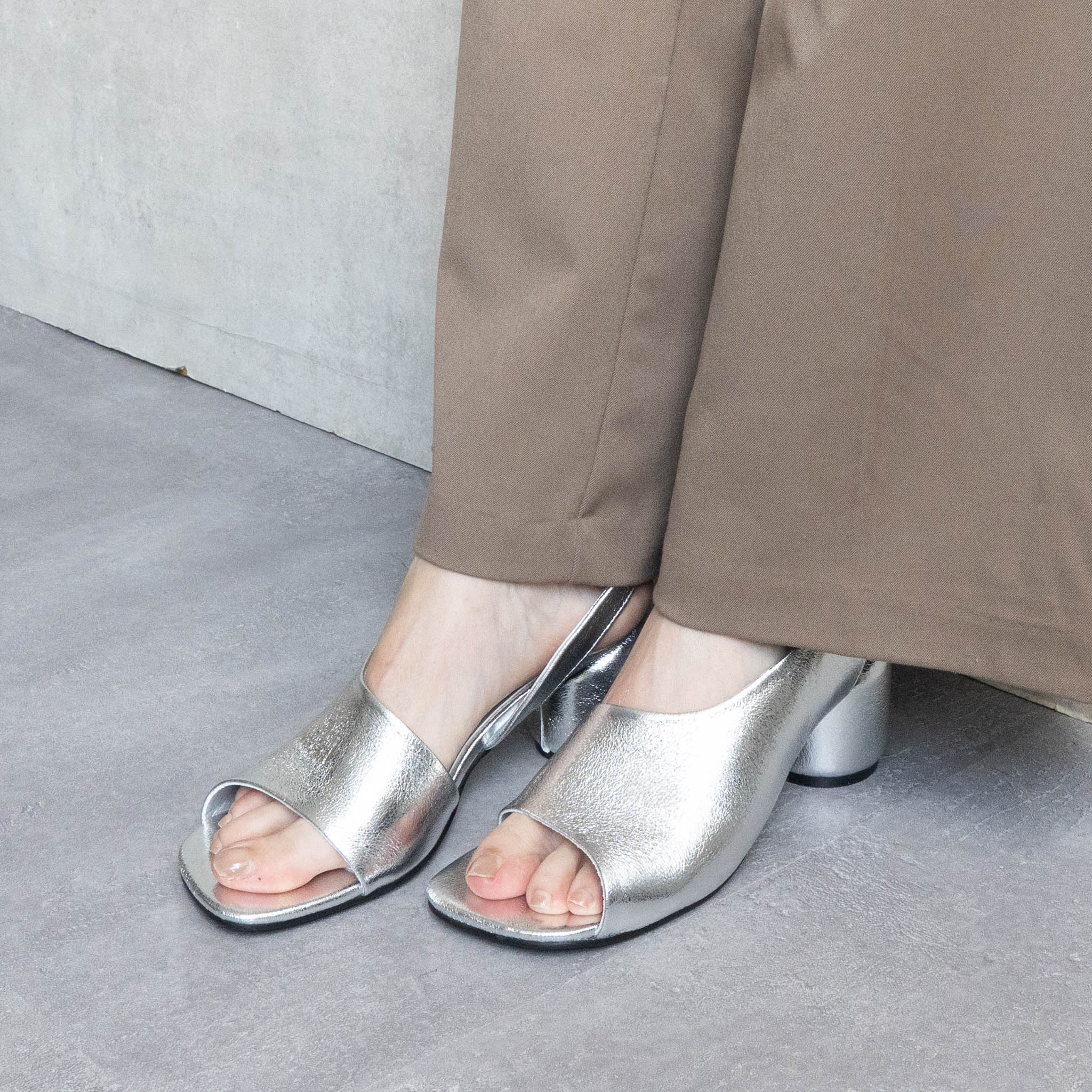 ファビーファビー FABBY FABBY. アシンメトリーバックストラップサンダル （シルバー） シルバー
