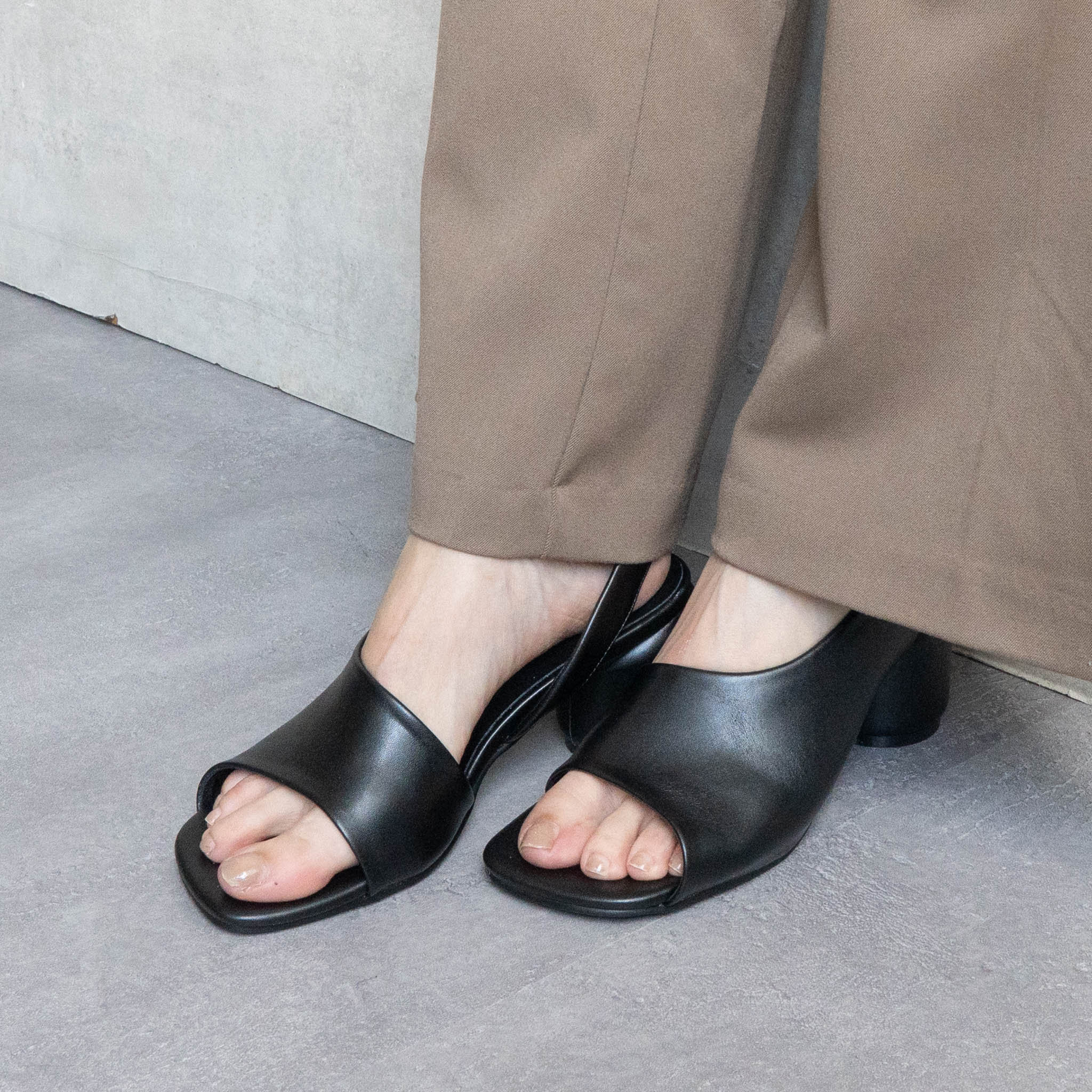 ファビーファビー FABBY FABBY. アシンメトリーバックストラップサンダル （PUブラック） PUブラック
