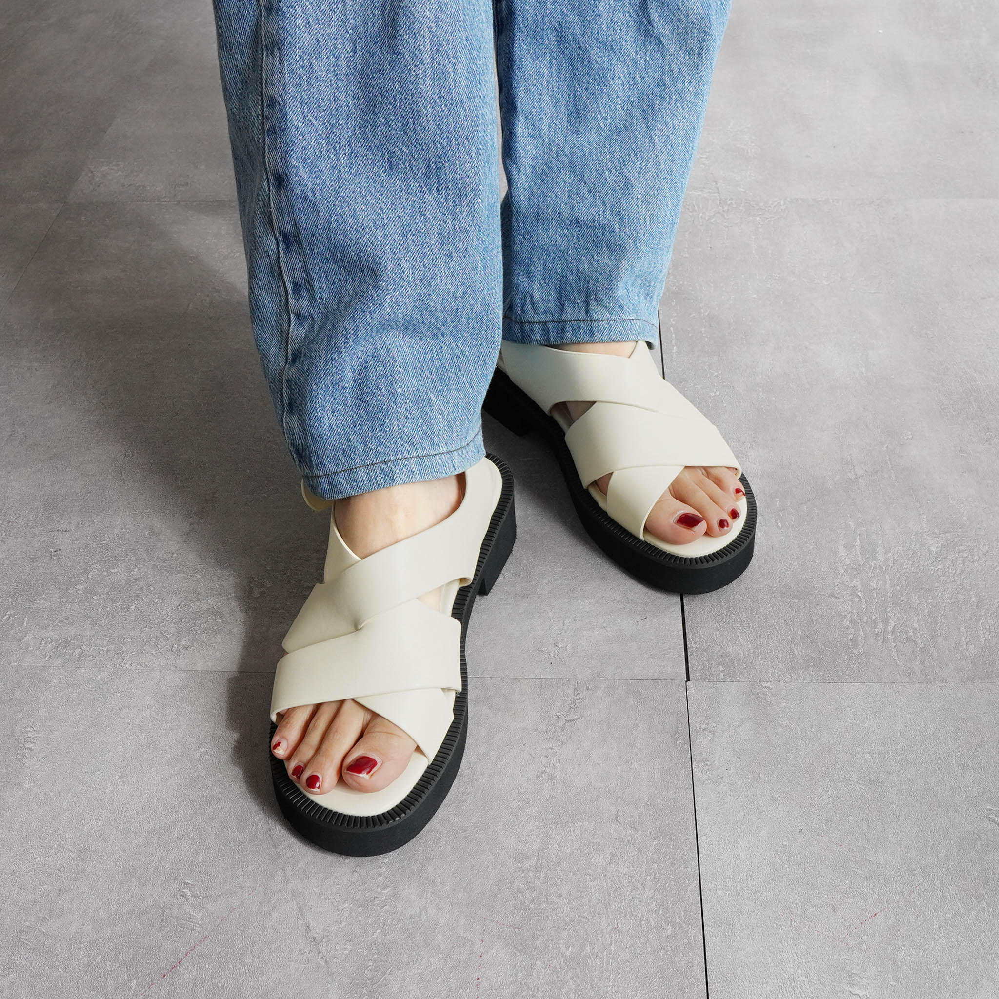 ファビーファビー FABBY FABBY. ワイドクロスバックストラップサンダル （オフ） オフ