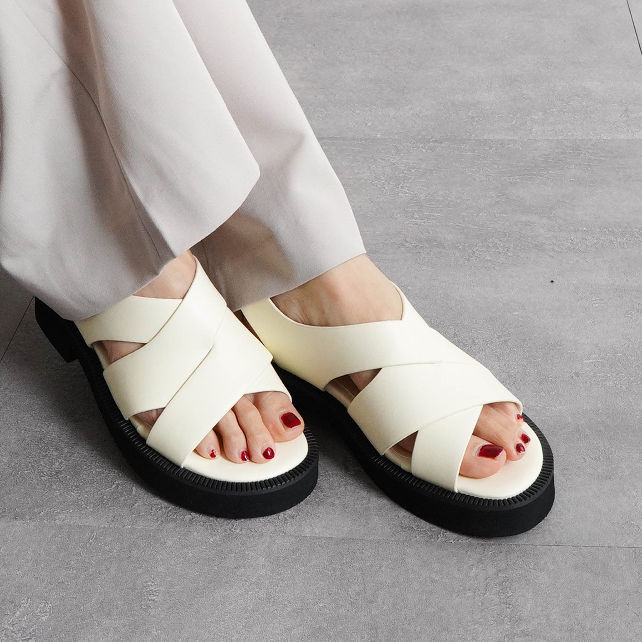 ファビーファビー FABBY FABBY. ワイドクロスバックストラップサンダル （オフ） オフ