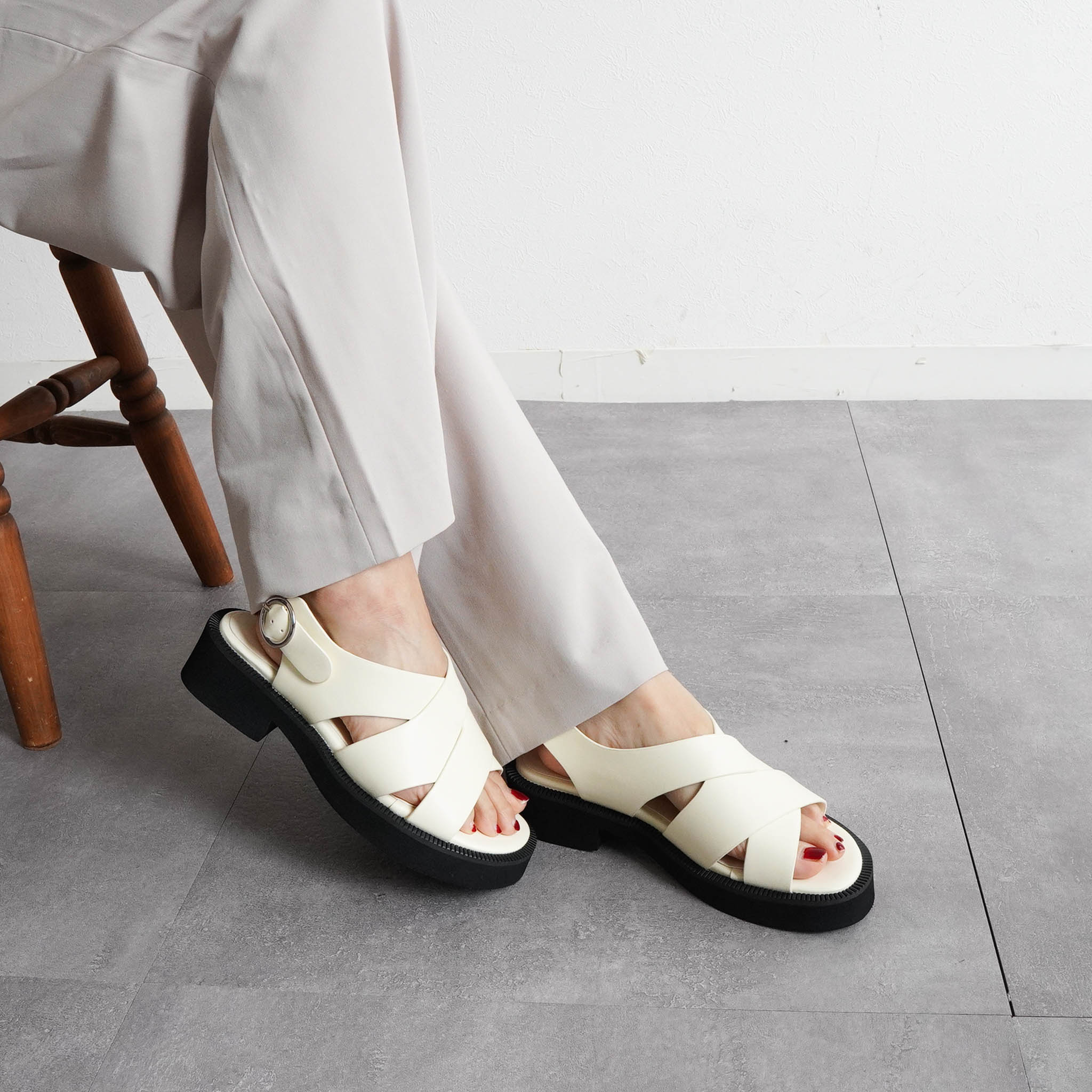 ファビーファビー FABBY FABBY. ワイドクロスバックストラップサンダル （オフ） オフ