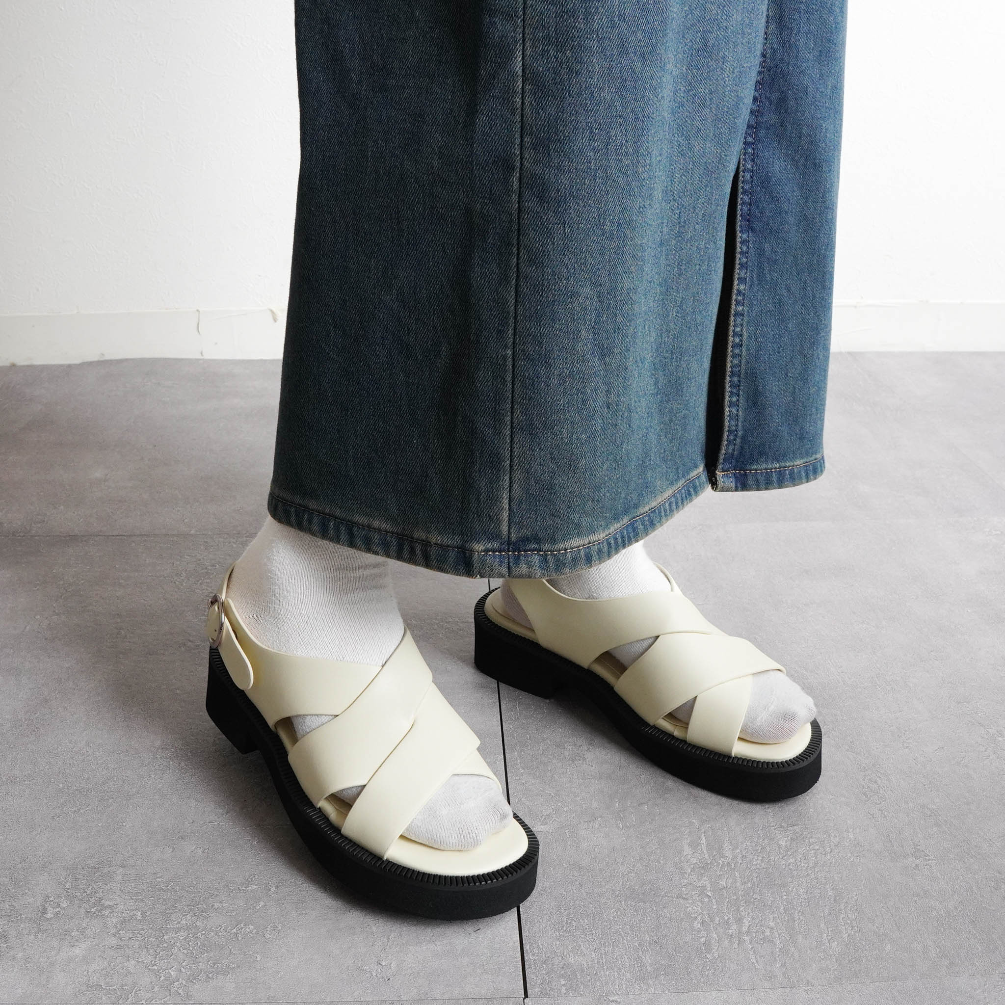 ファビーファビー FABBY FABBY. ワイドクロスバックストラップサンダル （オフ） オフ