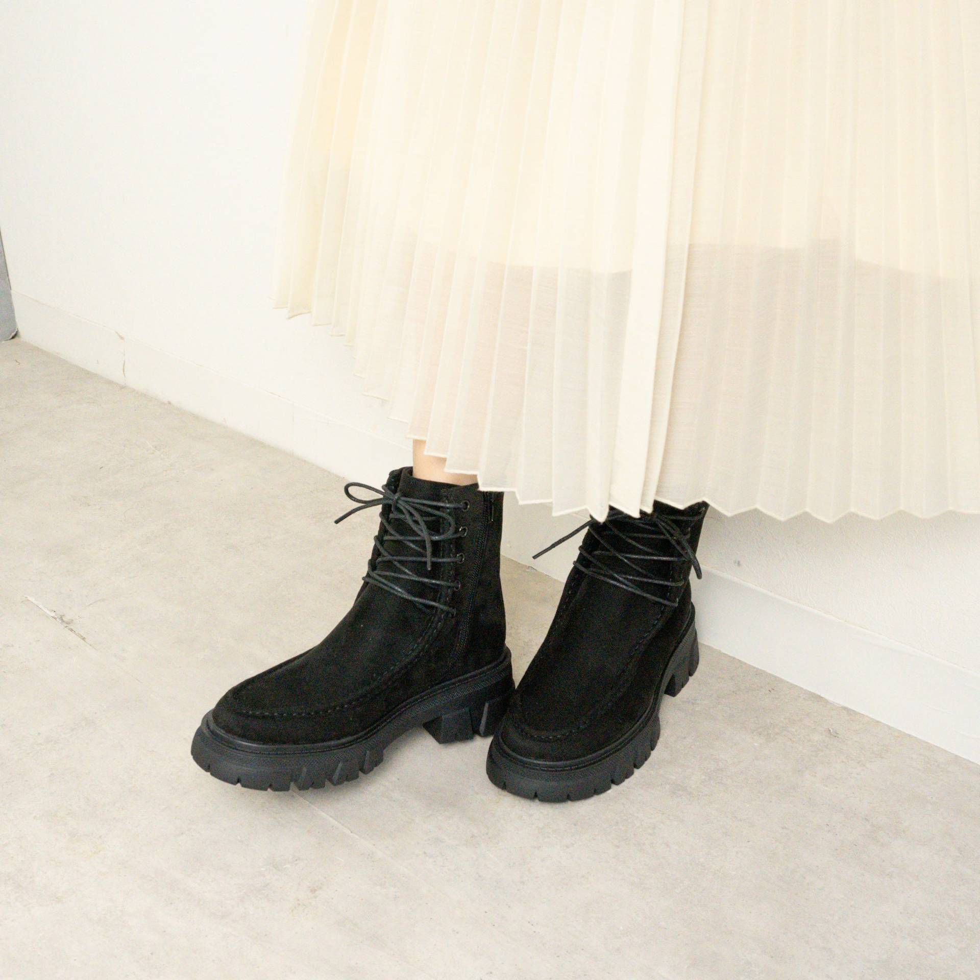 FABBY FABBY. Lace-up suede tank sole short boots