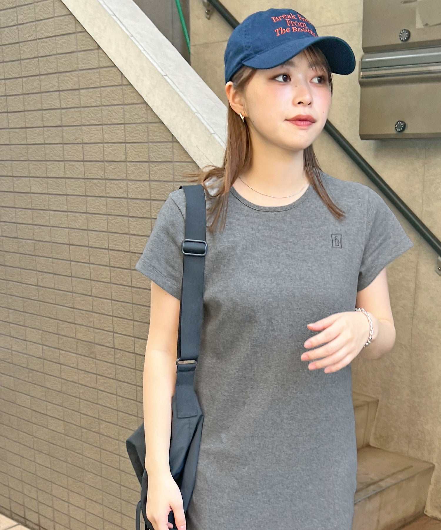 フューティアランド Futier Land ワンポイント刺繍ワンピース （グレー） グレー