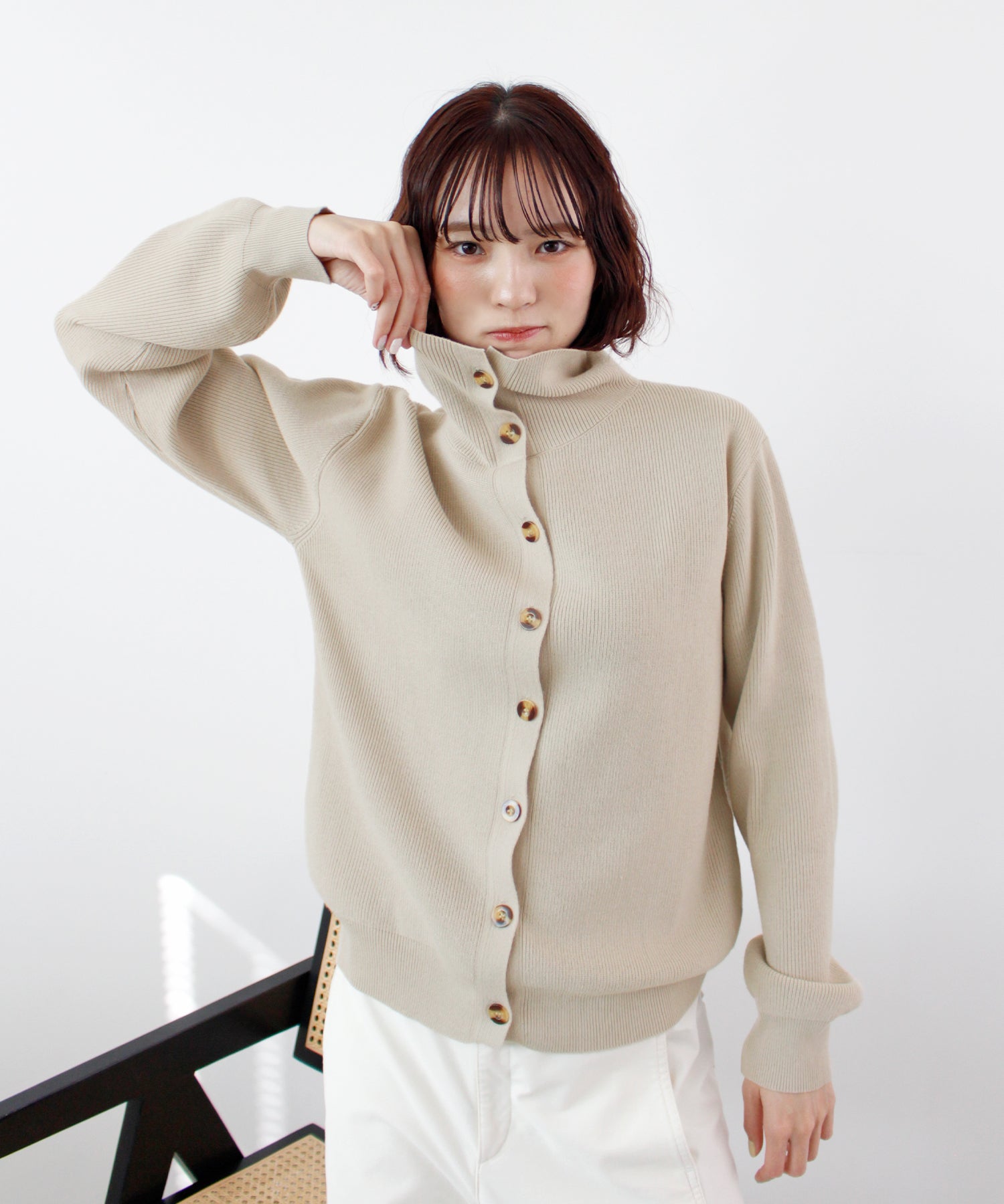 フューティアランド Futier Land ボタンデザイン2WAYハイネックニット （ベージュ） ベージュ