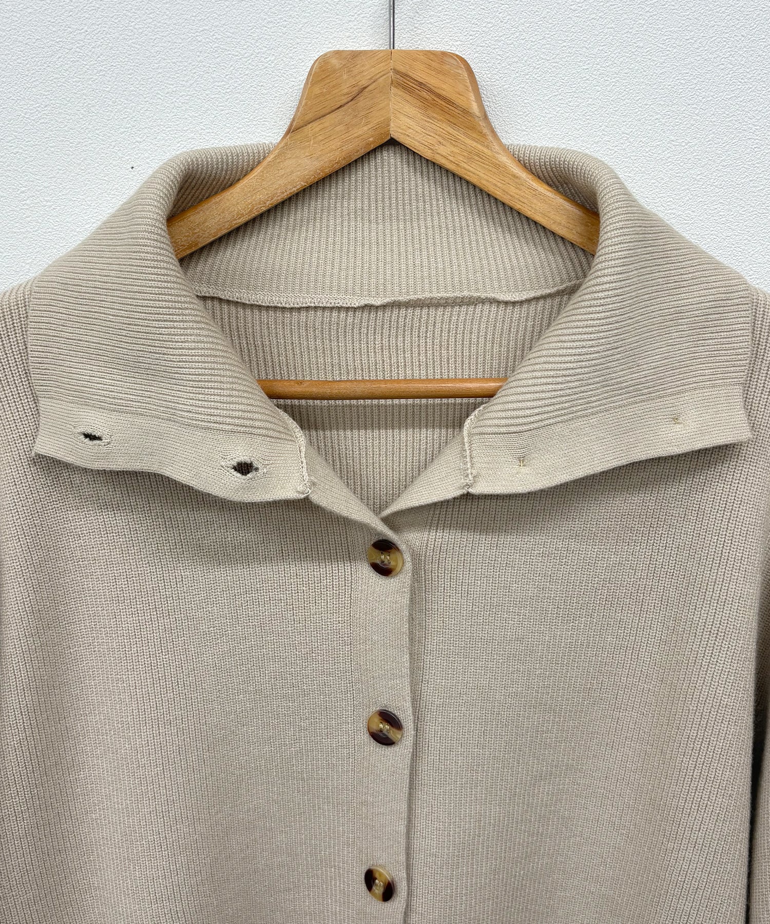 フューティアランド Futier Land ボタンデザイン2WAYハイネックニット （ベージュ） ベージュ