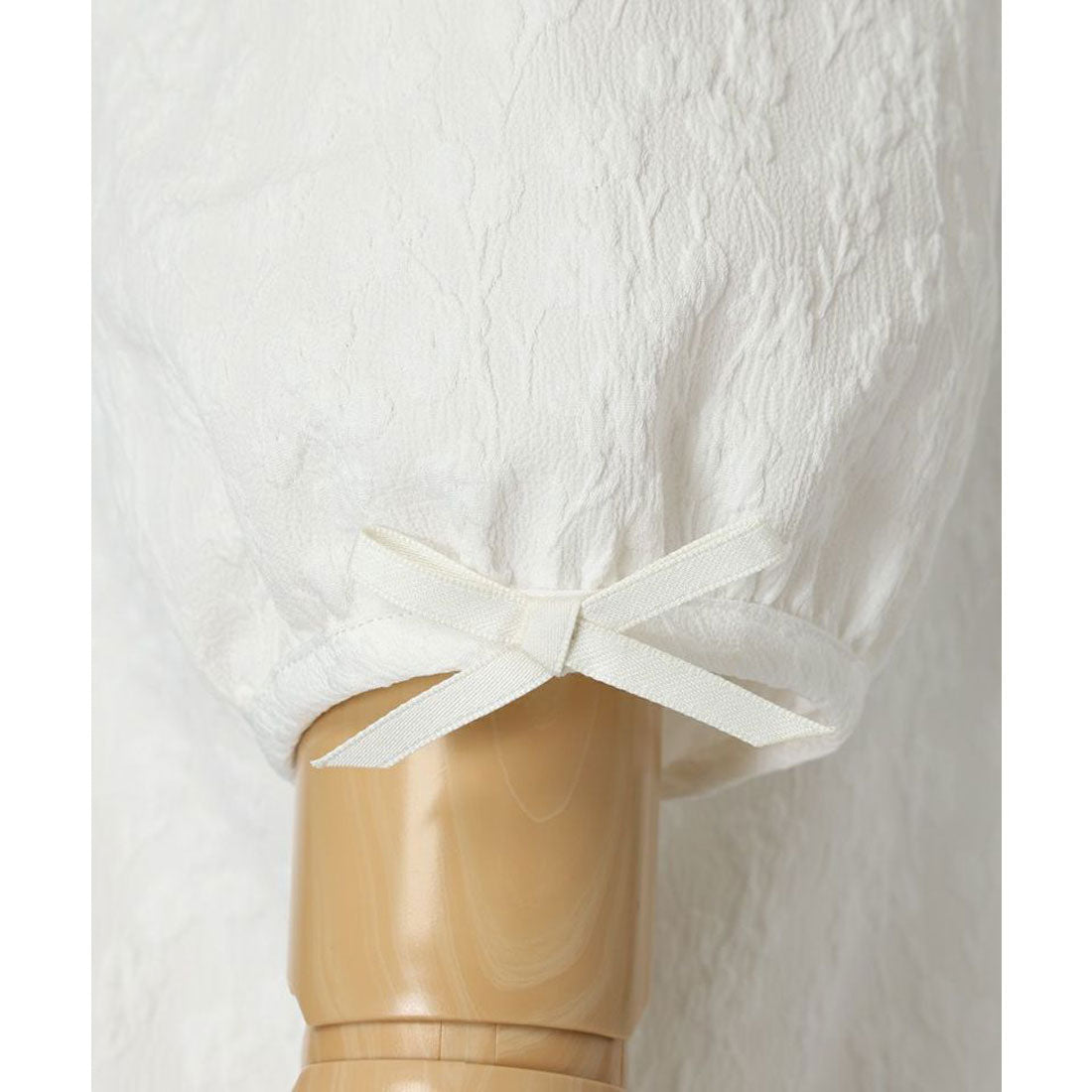 フィント F i.n.t 【洗える】袖口プチリボンジャガードブラウス （IVORY） IVORY