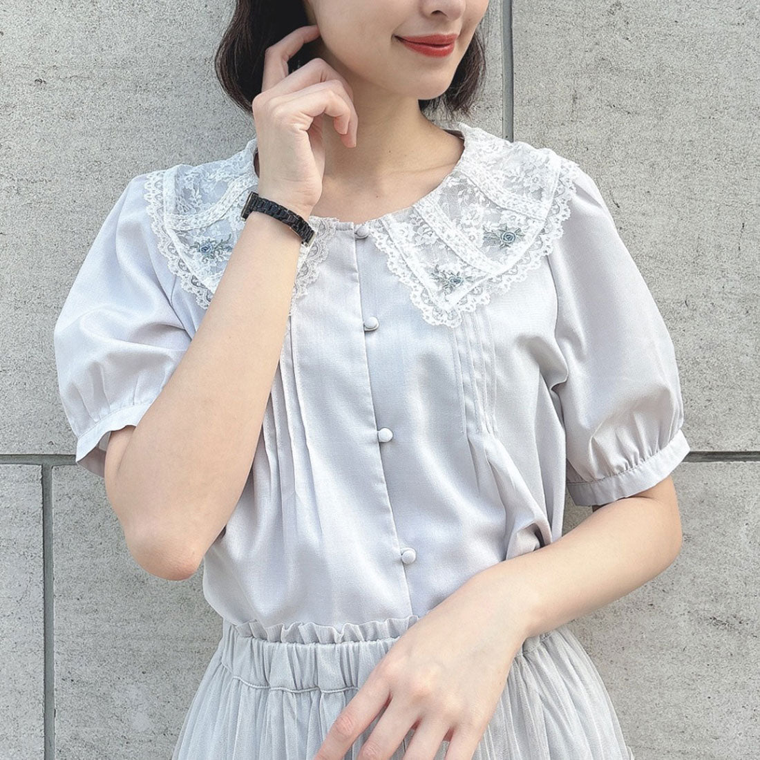フィント F i.n.t 【洗える】ローズ刺繍チュールレース衿ブラウス （BLUE GRAY） BLUE GRAY