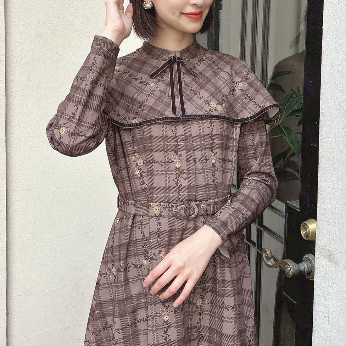 フィント F i.n.t 【洗える・2WAY】プチフラワーチェック柄ケープ付きワンピース （BROWN×YE） BROWN×YE