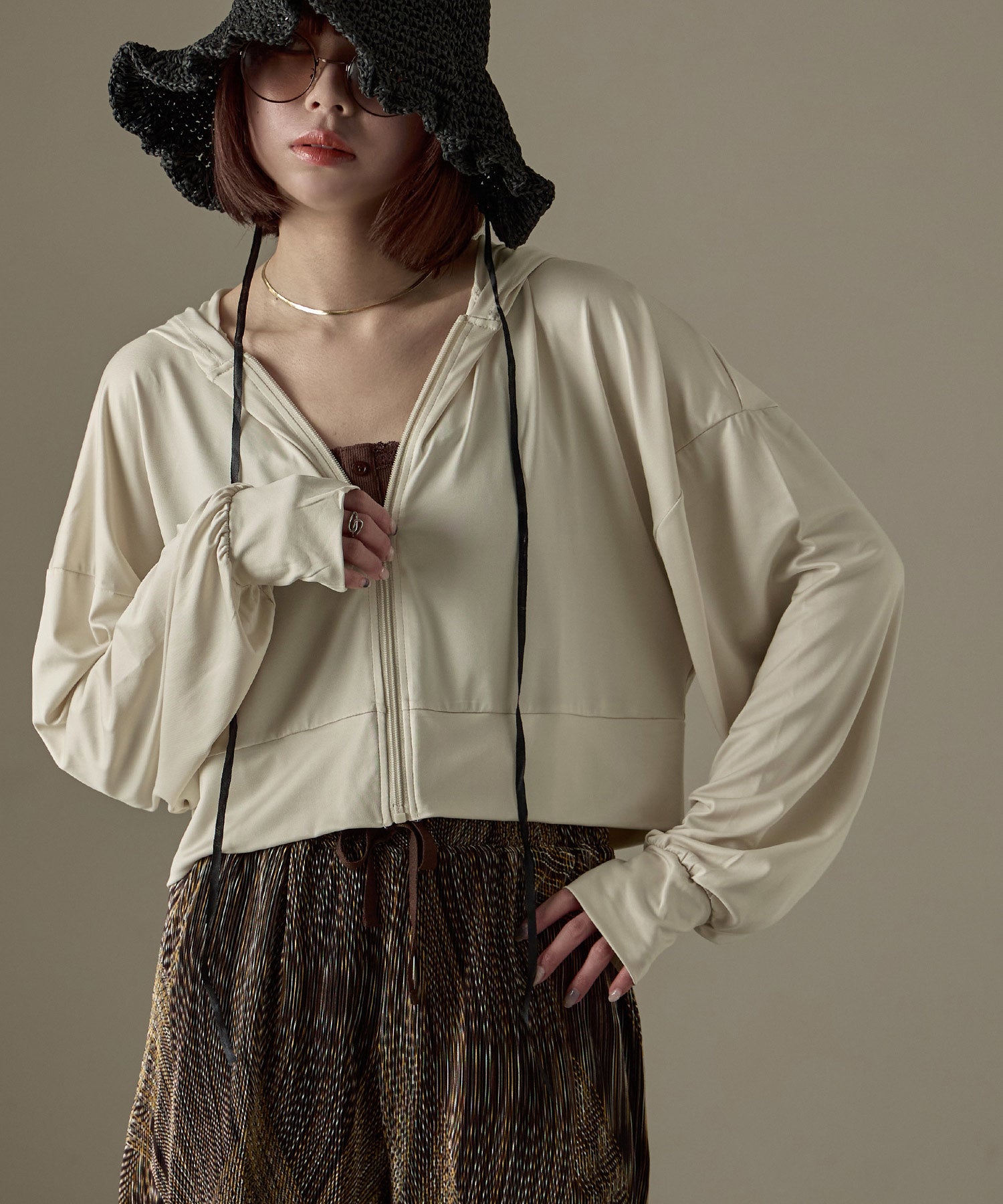 ファッションレター Fashion Letter UPF50+ 接触冷感 指穴付き クロップド丈ラッシュガードパーカー （ベージュ） ベージュ