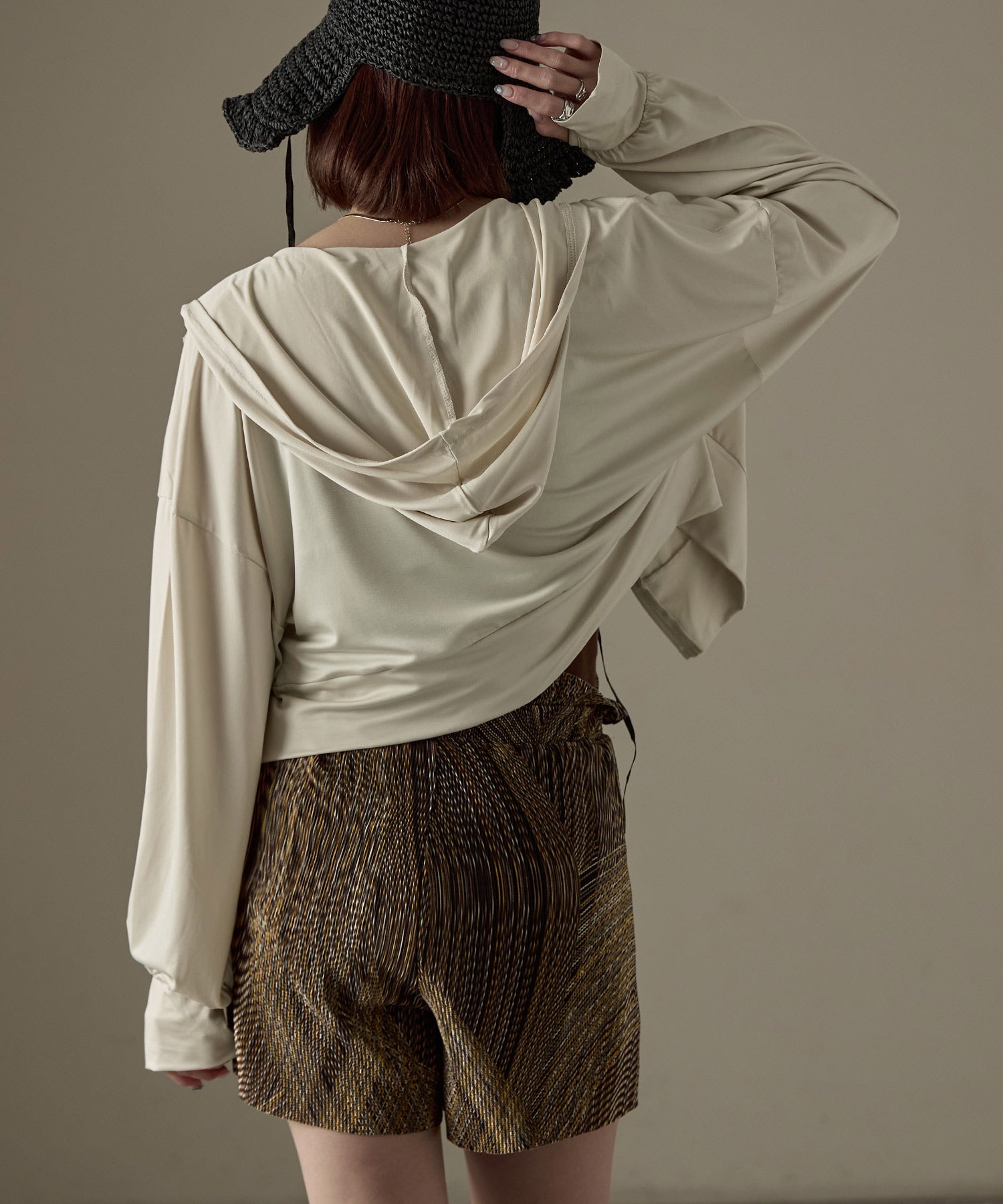 ファッションレター Fashion Letter UPF50+ 接触冷感 指穴付き クロップド丈ラッシュガードパーカー （ベージュ） ベージュ