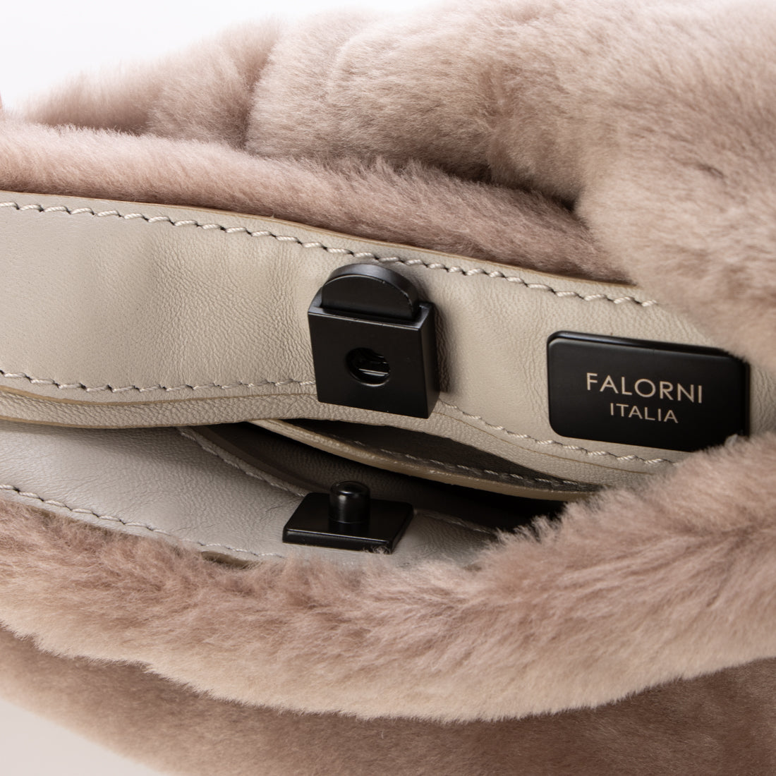 ファロルニ FALORNI レザーストラップムートンバッグ