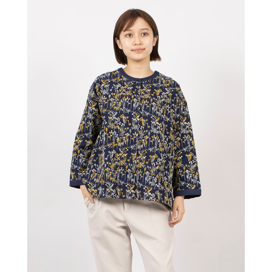 フォーリン アンド コー fall-in&co 総柄刺繍が目を引くカーディガン コットンリネン トップス 紺色 240912-2 （紺色） 紺色