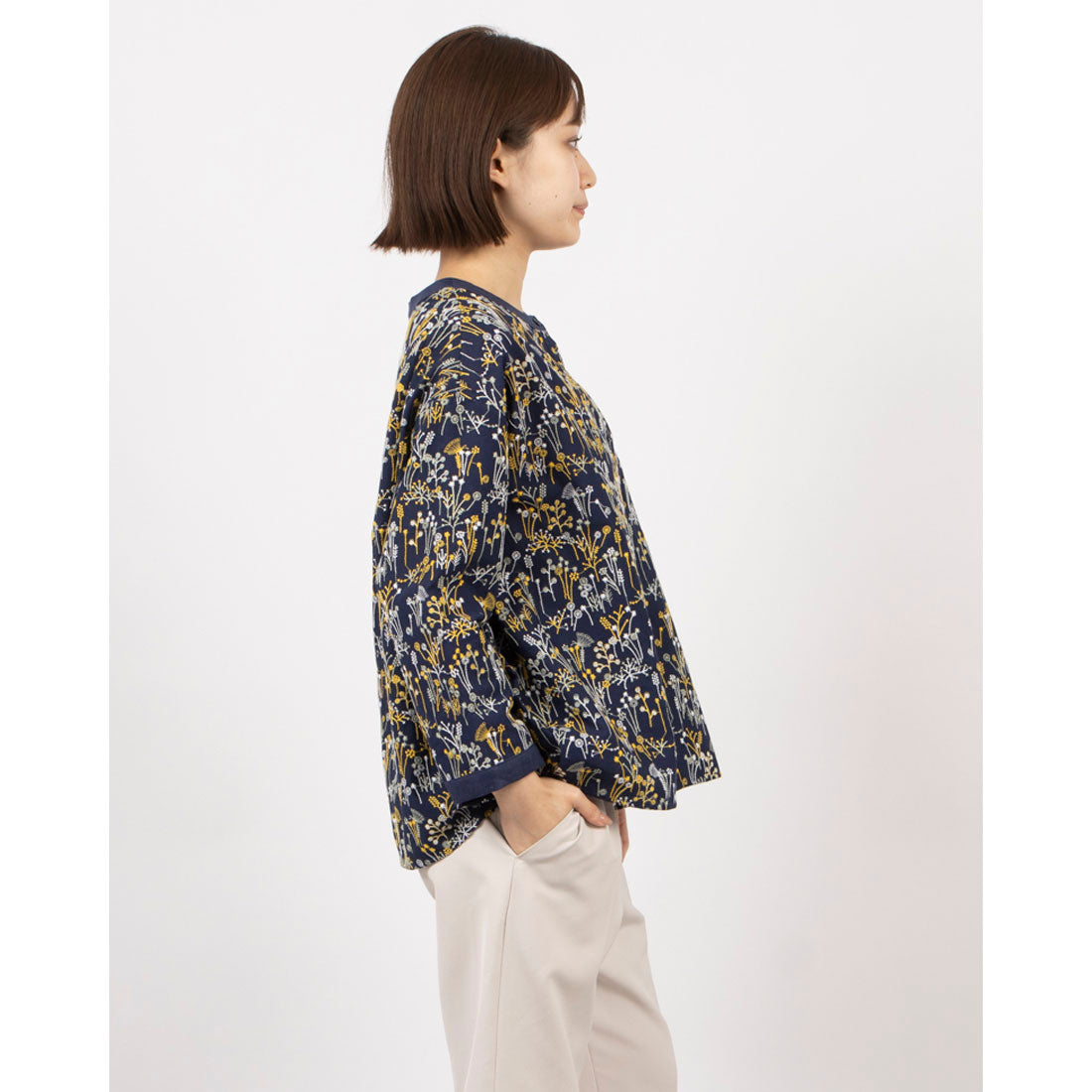 フォーリン アンド コー fall-in&co 総柄刺繍が目を引くカーディガン コットンリネン トップス 紺色 240912-2 （紺色） 紺色