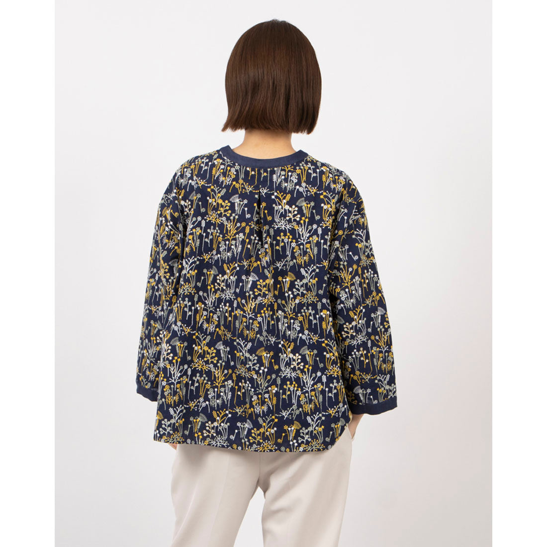 フォーリン アンド コー fall-in&co 総柄刺繍が目を引くカーディガン コットンリネン トップス 紺色 240912-2 （紺色） 紺色