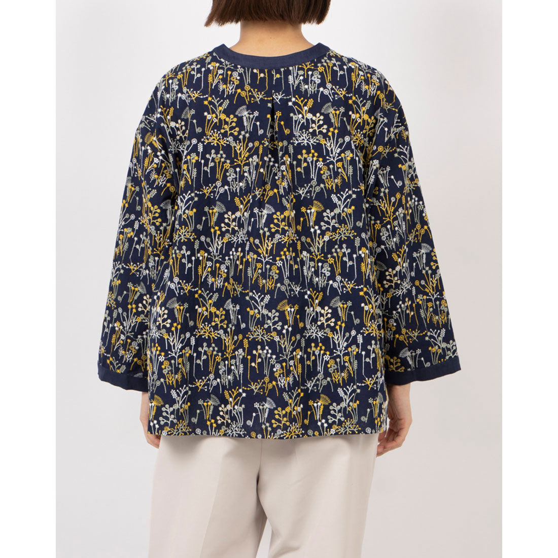 フォーリン アンド コー fall-in&co 総柄刺繍が目を引くカーディガン コットンリネン トップス 紺色 240912-2 （紺色） 紺色