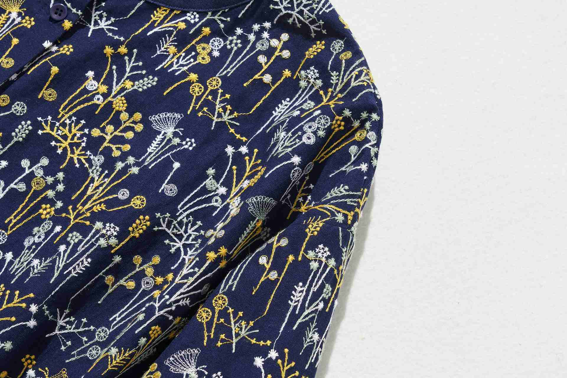 フォーリン アンド コー fall-in&co 総柄刺繍が目を引くカーディガン コットンリネン トップス 紺色 240912-2 （紺色） 紺色