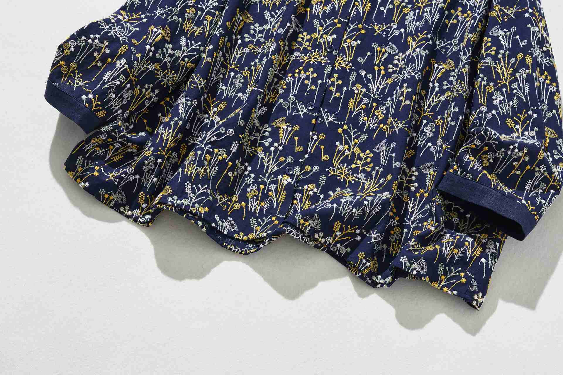 フォーリン アンド コー fall-in&co 総柄刺繍が目を引くカーディガン コットンリネン トップス 紺色 240912-2 （紺色） 紺色