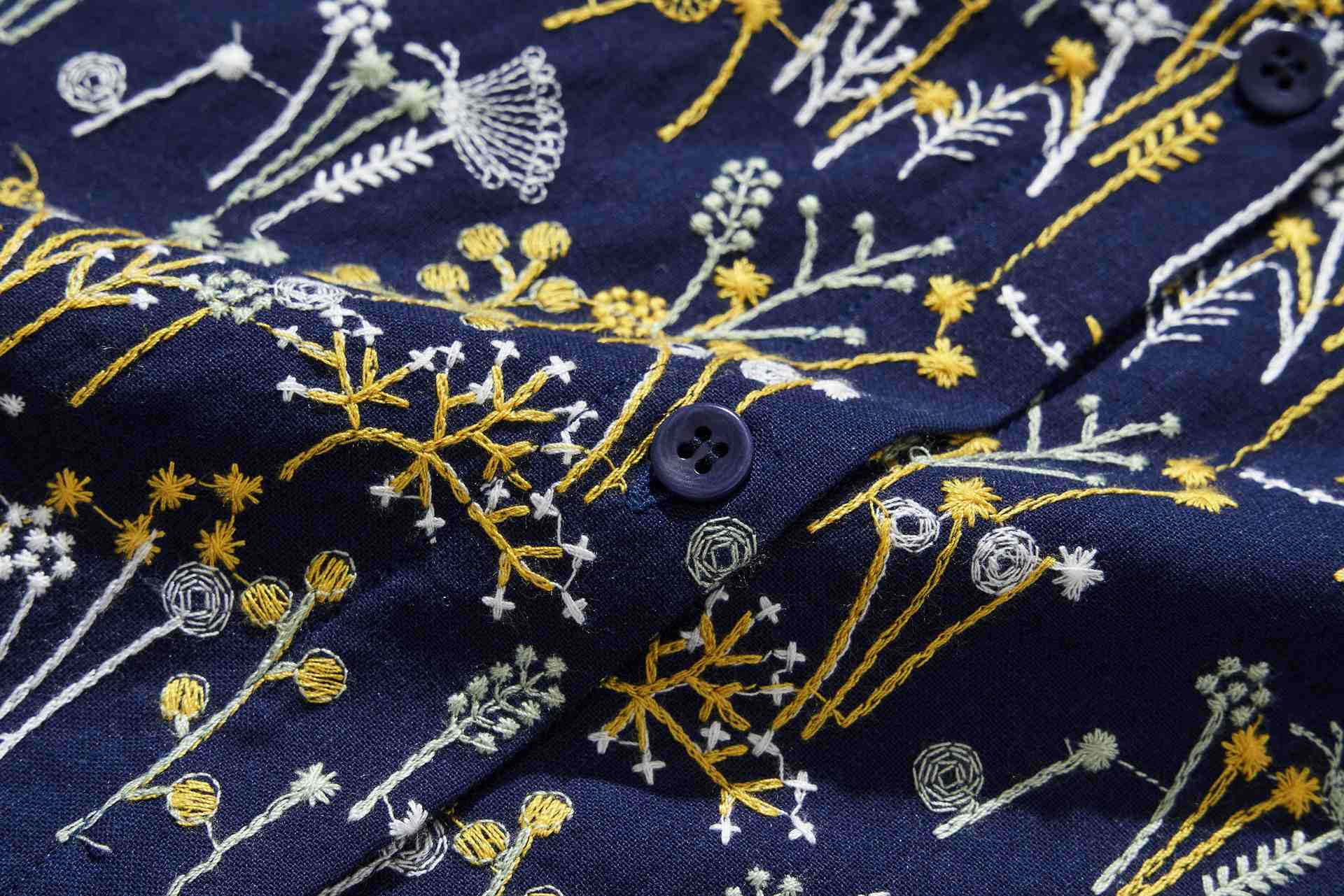 フォーリン アンド コー fall-in&co 総柄刺繍が目を引くカーディガン コットンリネン トップス 紺色 240912-2 （紺色） 紺色