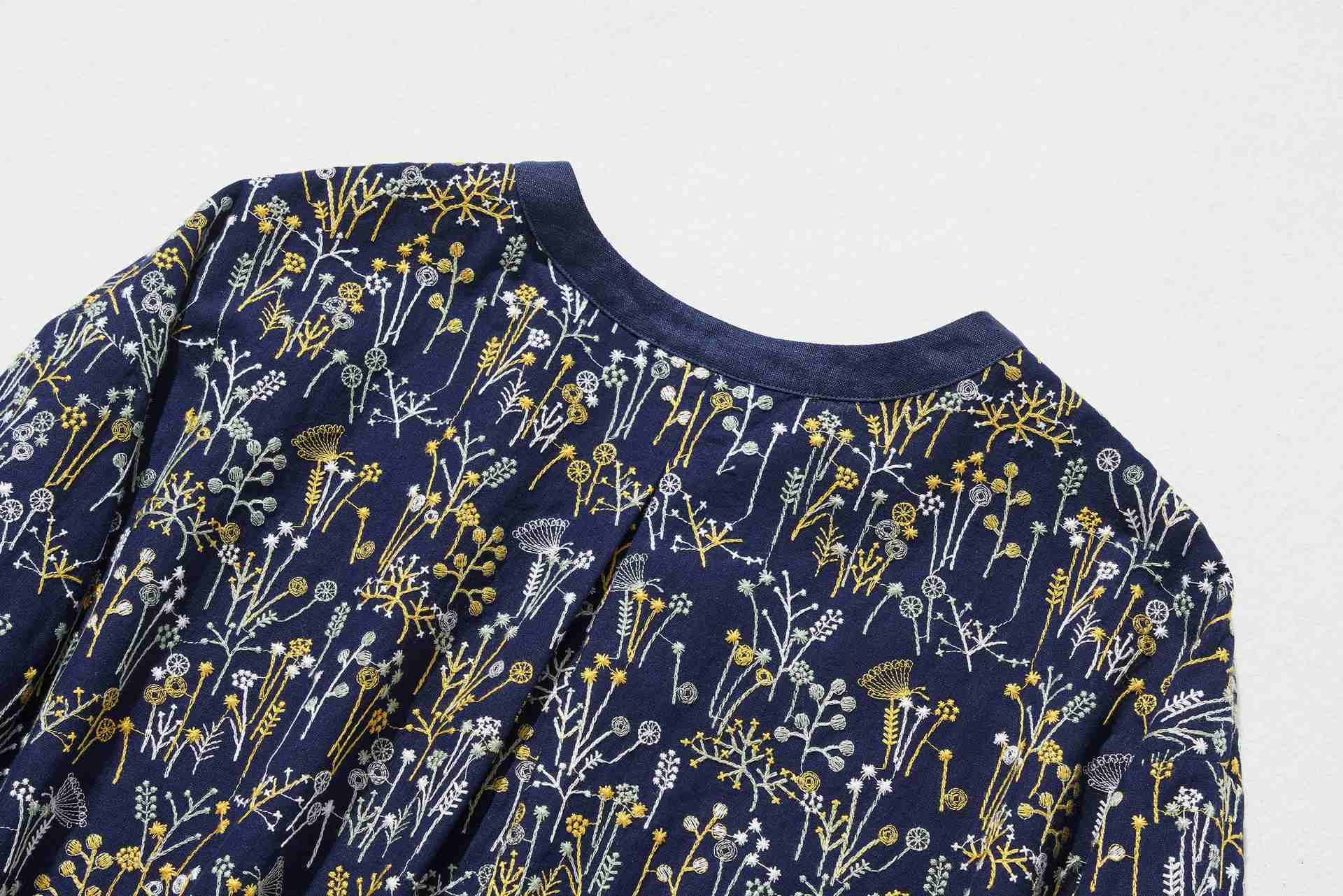 フォーリン アンド コー fall-in&co 総柄刺繍が目を引くカーディガン コットンリネン トップス 紺色 240912-2 （紺色） 紺色