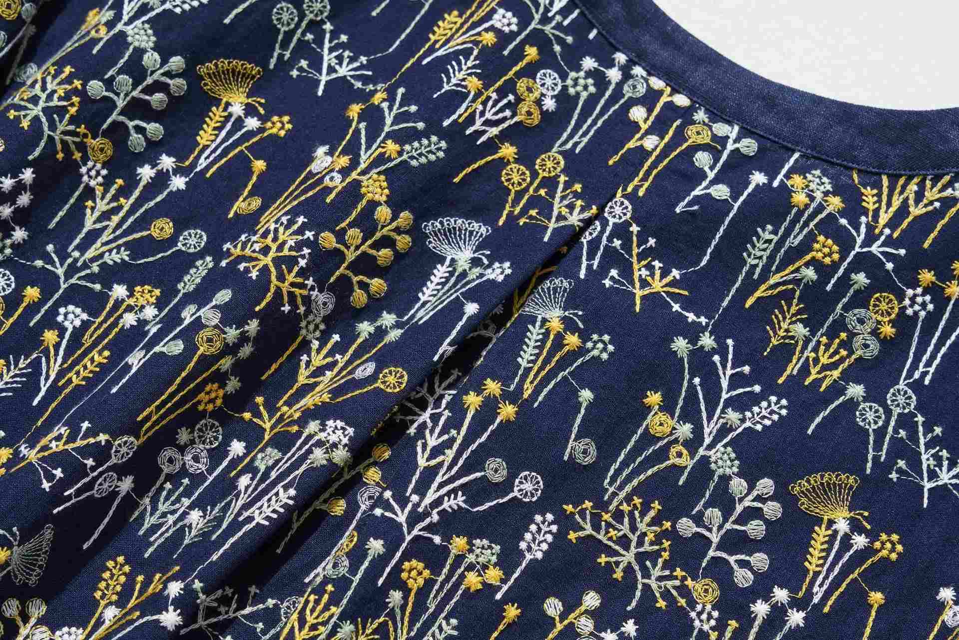 フォーリン アンド コー fall-in&co 総柄刺繍が目を引くカーディガン コットンリネン トップス 紺色 240912-2 （紺色） 紺色