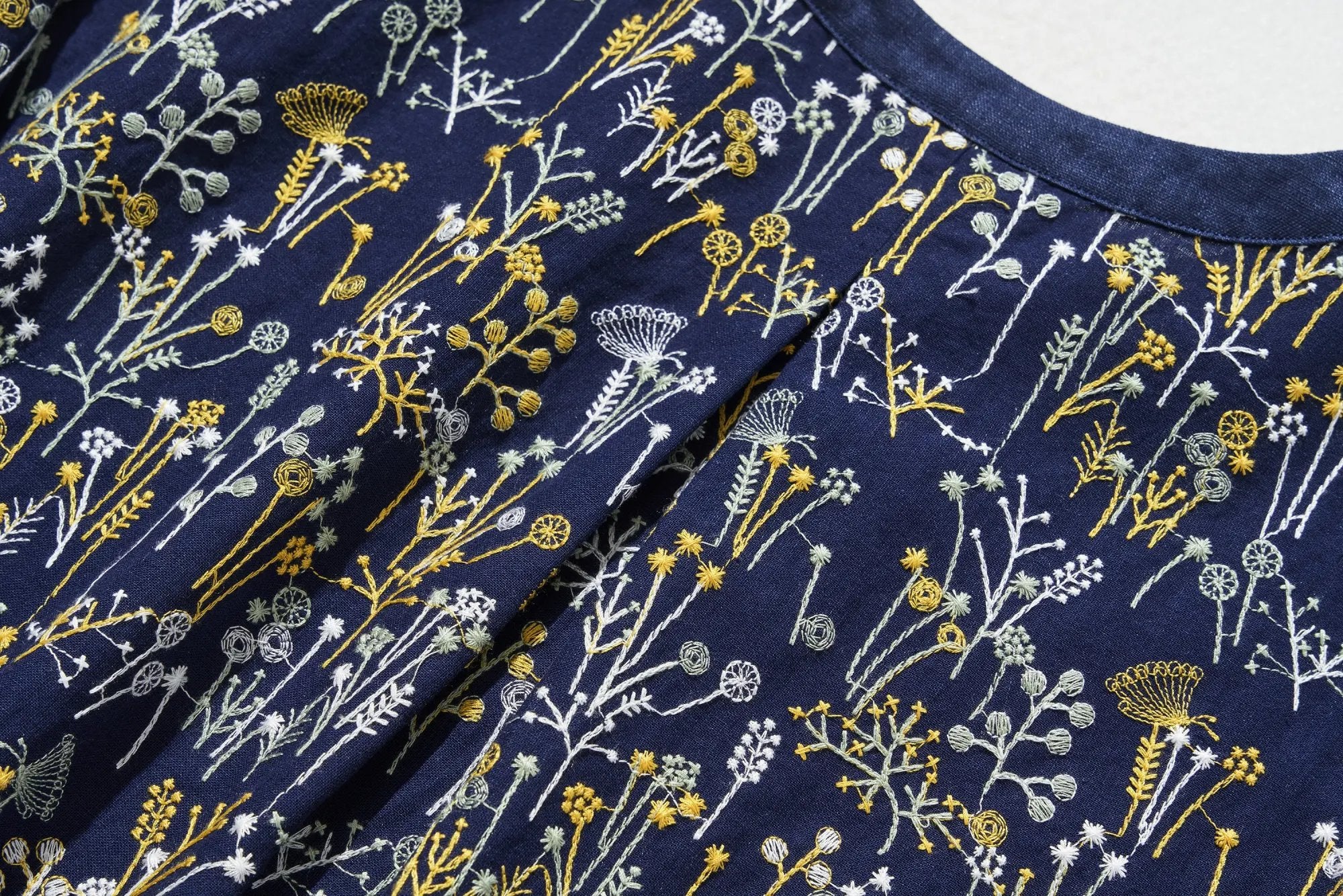 フォーリン アンド コー fall-in&co 総柄刺繍が目を引くカーディガン コットンリネン トップス 紺色 240912-2 （紺色） 紺色