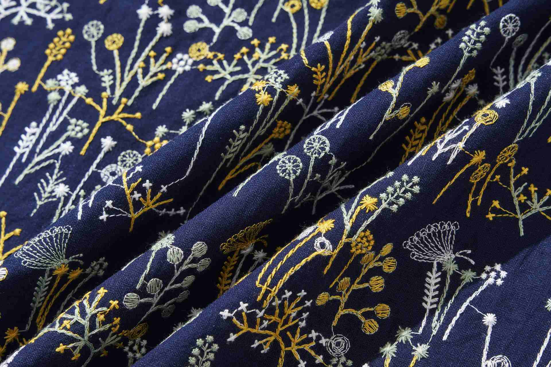 フォーリン アンド コー fall-in&co 総柄刺繍が目を引くカーディガン コットンリネン トップス 紺色 240912-2 （紺色） 紺色