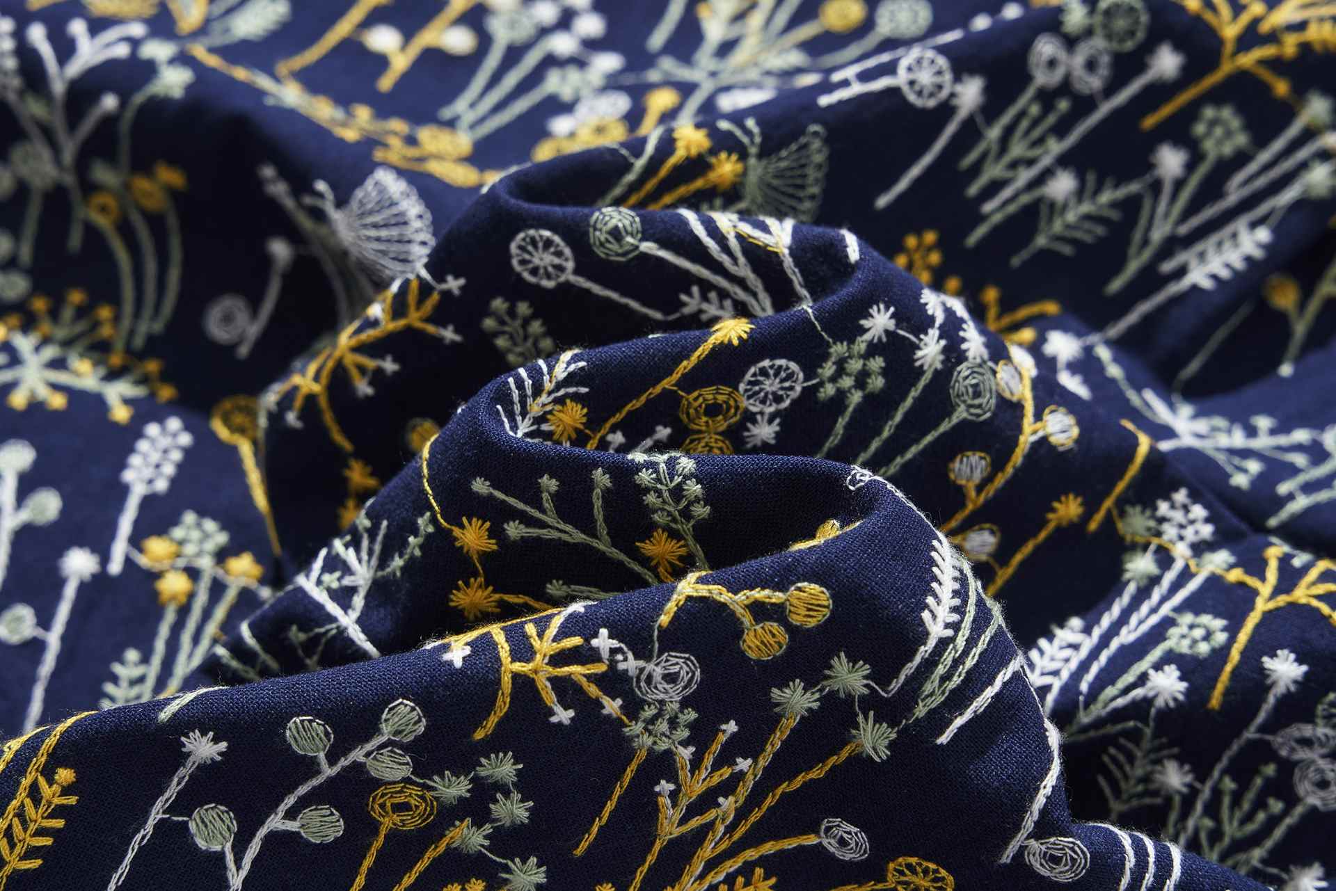フォーリン アンド コー fall-in&co 総柄刺繍が目を引くカーディガン コットンリネン トップス 紺色 240912-2 （紺色） 紺色