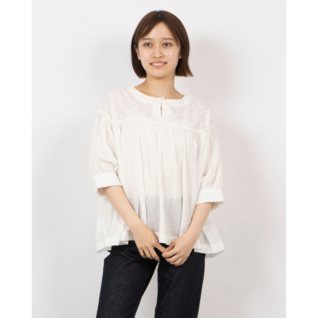 フォーリン アンド コー fall-in&co 襟元で魅せるブラウス 7分袖コットンブラウス 刺繍生地 切り替えブラウス220304-1 （ホワイト） ホワイト