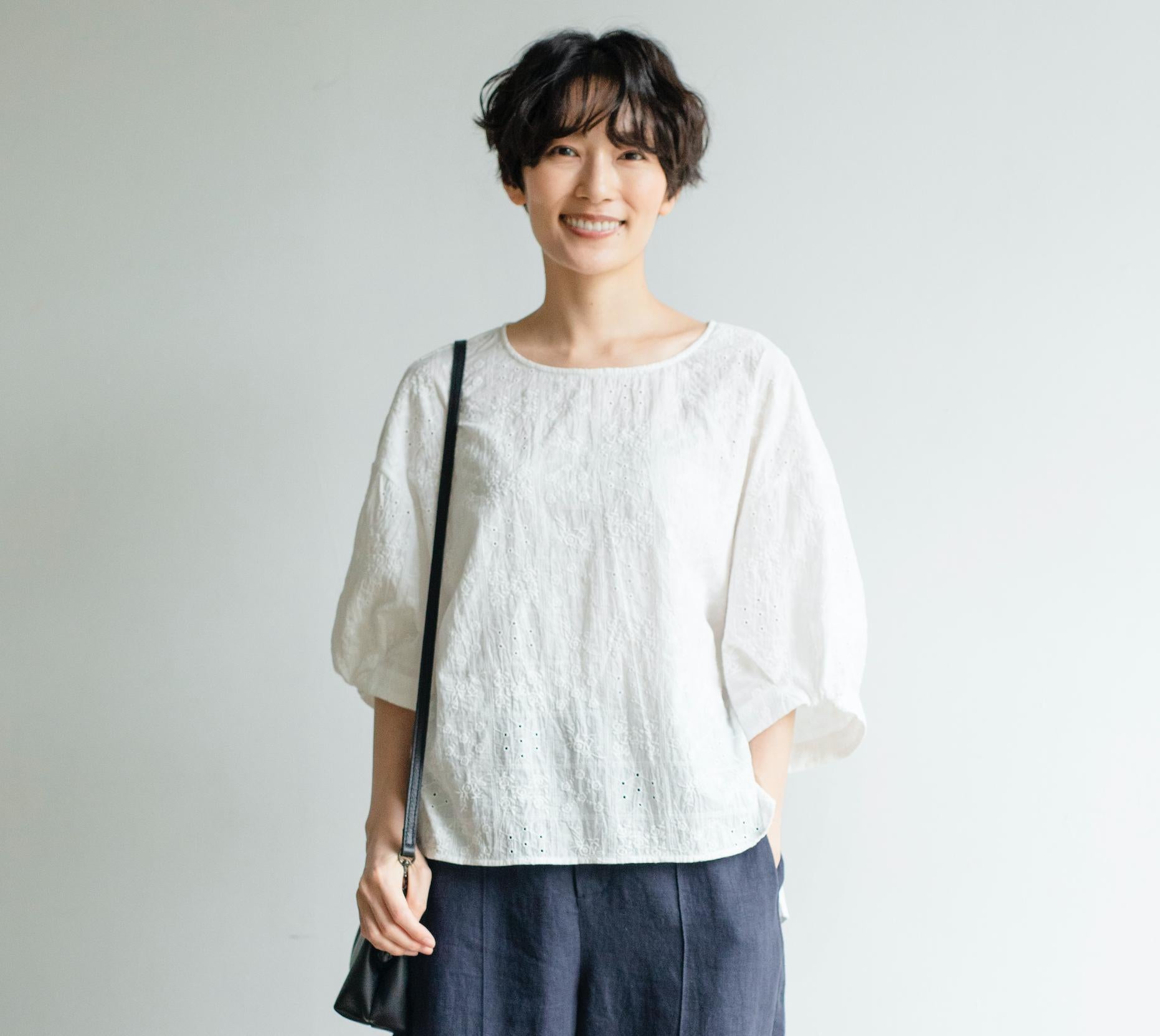 フォーリン アンド コー fall-in&co ふんわり パフスリーブ 花柄刺繍ブラウス コットン 5分袖 230509-3 （ホワイト） ホワイト