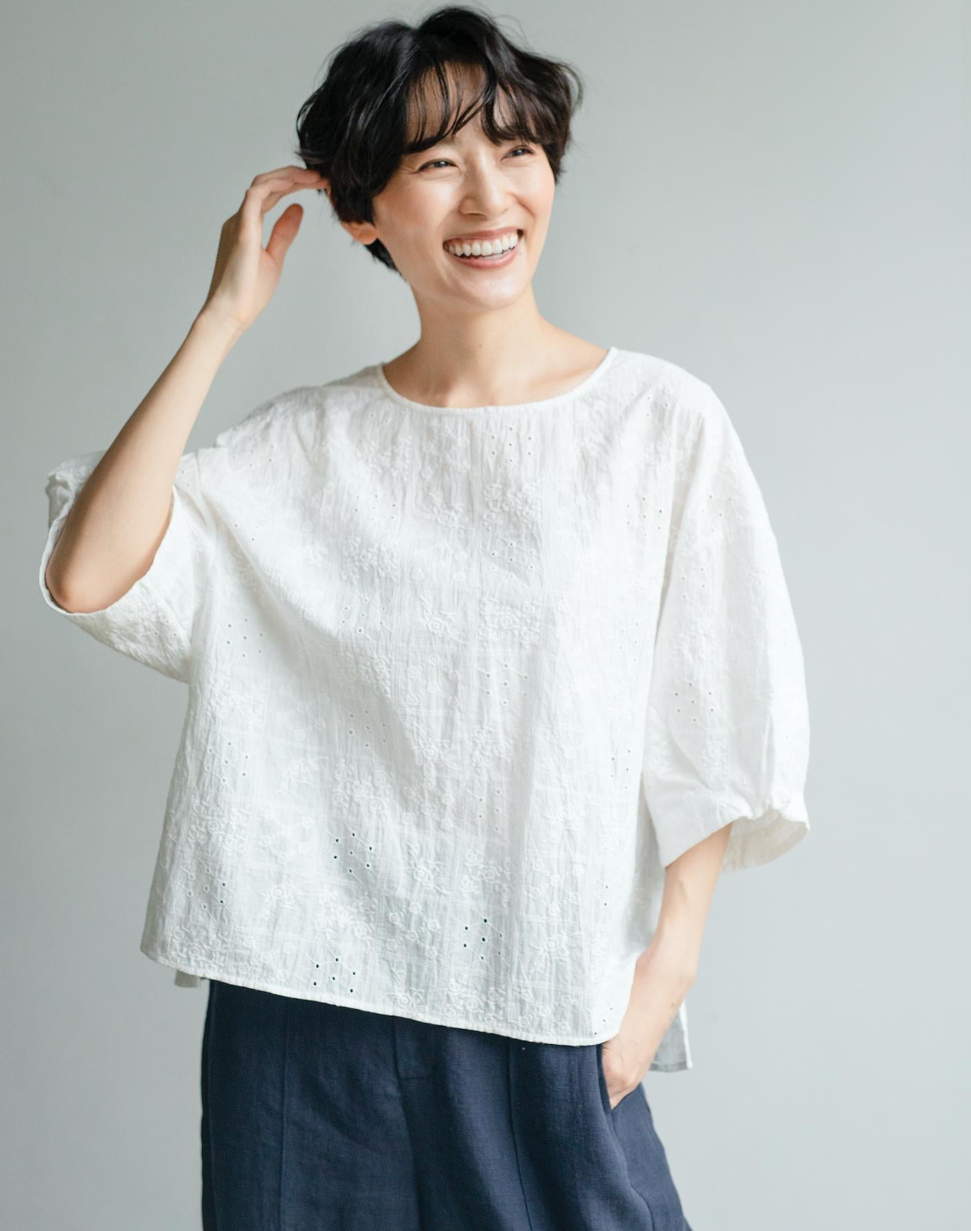 フォーリン アンド コー fall-in&co ふんわり パフスリーブ 花柄刺繍ブラウス コットン 5分袖 230509-3 （ホワイト） ホワイト