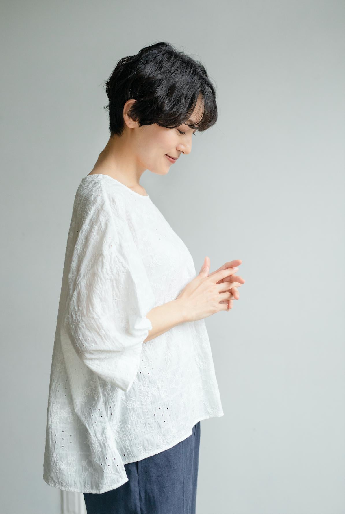フォーリン アンド コー fall-in&co ふんわり パフスリーブ 花柄刺繍ブラウス コットン 5分袖 230509-3 （ホワイト） ホワイト