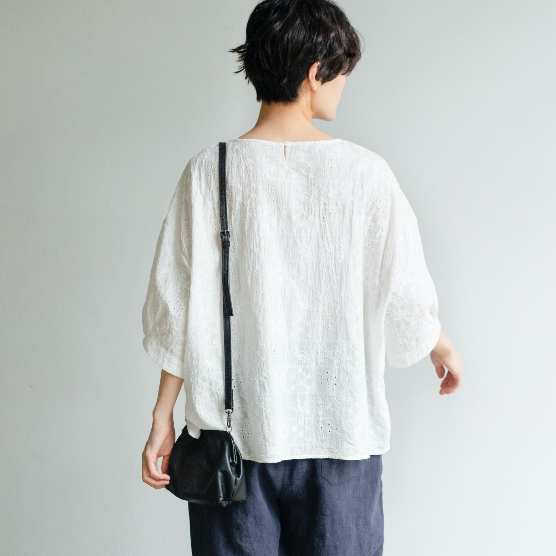 フォーリン アンド コー fall-in&co ふんわり パフスリーブ 花柄刺繍ブラウス コットン 5分袖 230509-3 （ホワイト） ホワイト