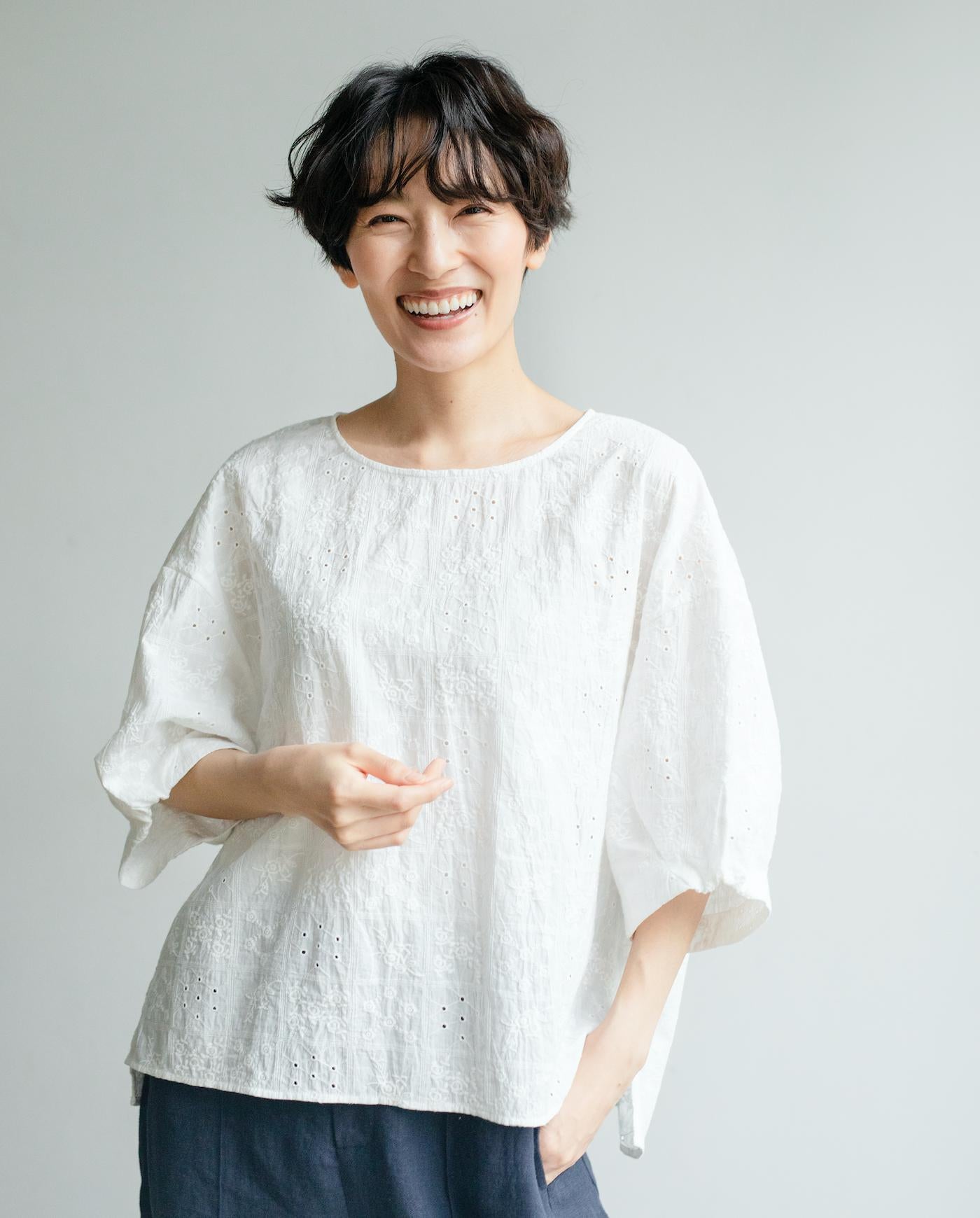 フォーリン アンド コー fall-in&co ふんわり パフスリーブ 花柄刺繍ブラウス コットン 5分袖 230509-3 （ホワイト） ホワイト
