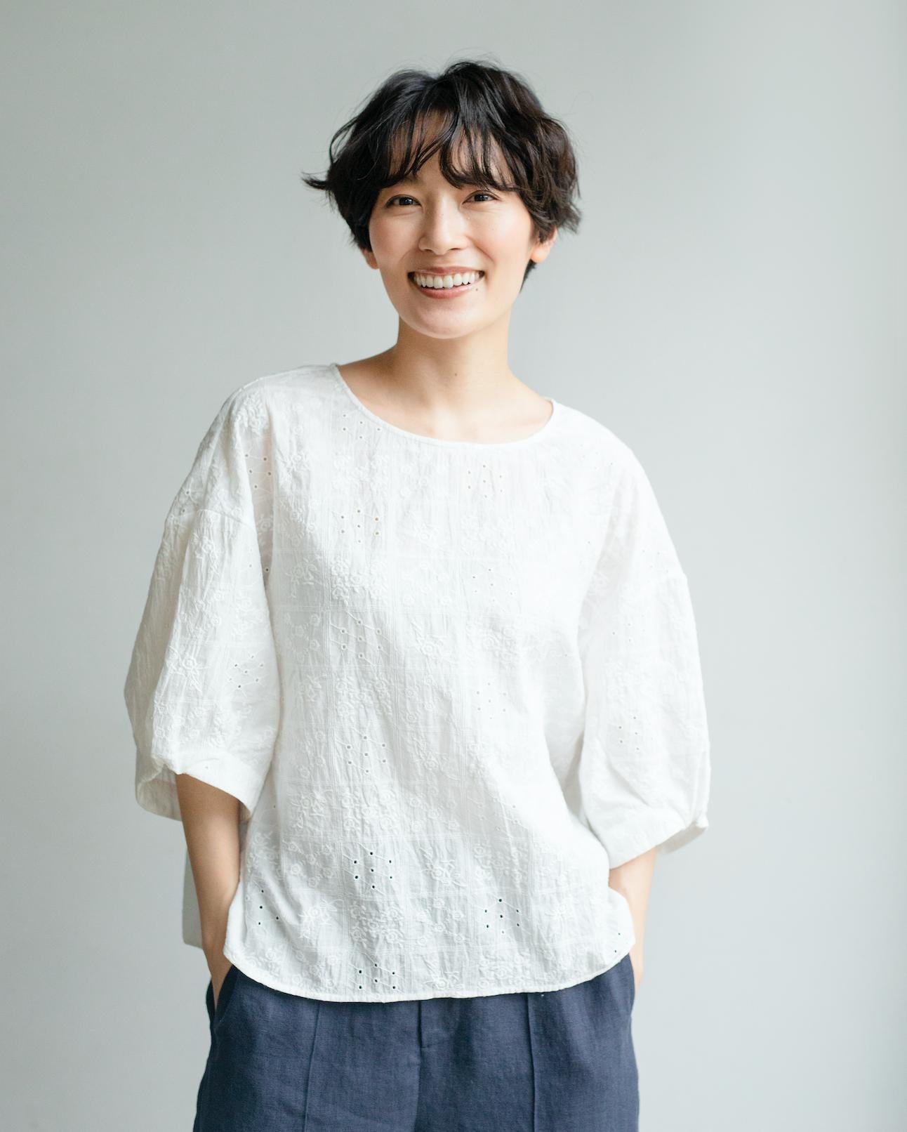 フォーリン アンド コー fall-in&co ふんわり パフスリーブ 花柄刺繍ブラウス コットン 5分袖 230509-3 （ホワイト） ホワイト
