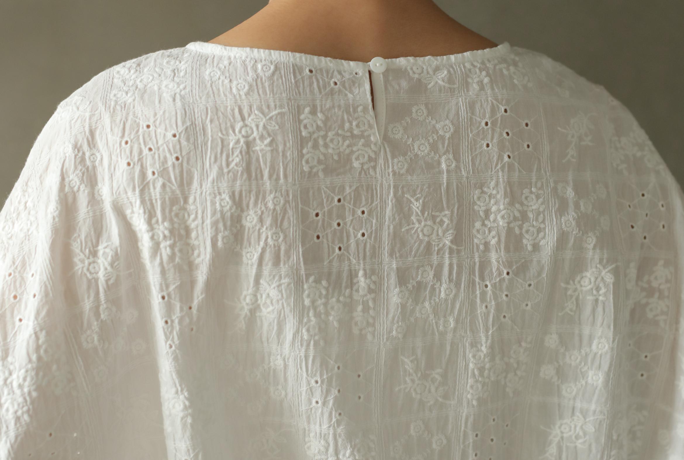 フォーリン アンド コー fall-in&co ふんわり パフスリーブ 花柄刺繍ブラウス コットン 5分袖 230509-3 （ホワイト） ホワイト