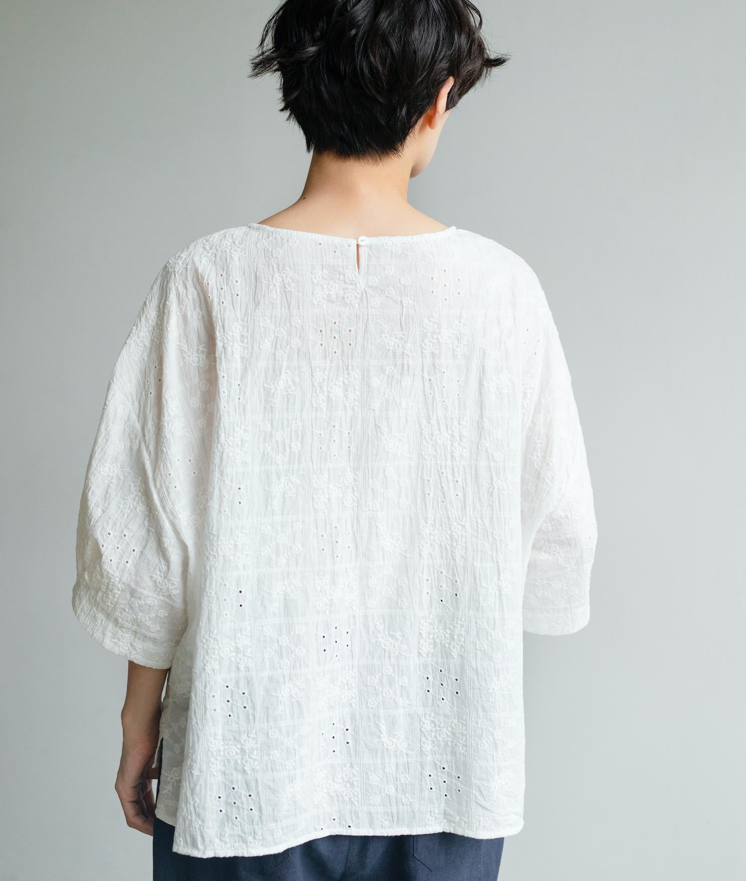 フォーリン アンド コー fall-in&co ふんわり パフスリーブ 花柄刺繍ブラウス コットン 5分袖 230509-3 （ホワイト） ホワイト